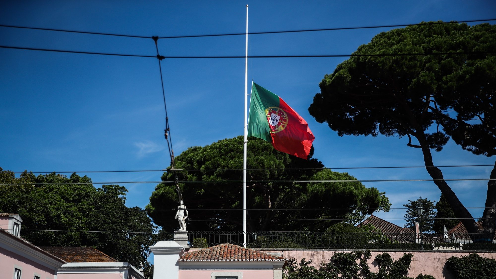 Bandeira de Portugal a meia-haste pela morte de Jorge Sampaio, no Palácio de Belém, em Lisboa, 10 de setembro de 2021. O antigo Presidente da República ,Jorge Sampaio, morreu hoje aos 81 anos. MÁRIO CRUZ/LUSA
