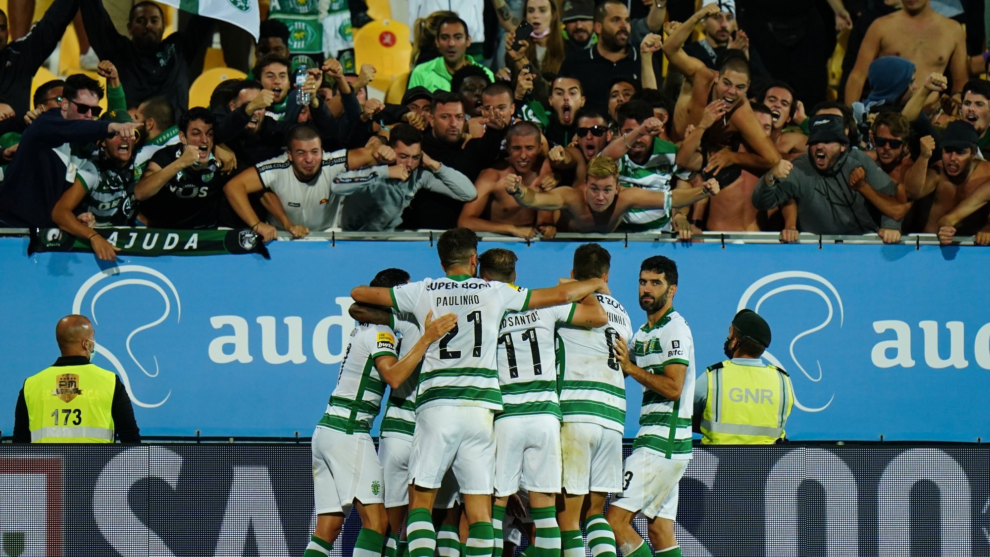 Sporting contou com um forte apoio dos adeptos no Estoril no regresso aos triunfos para a Liga