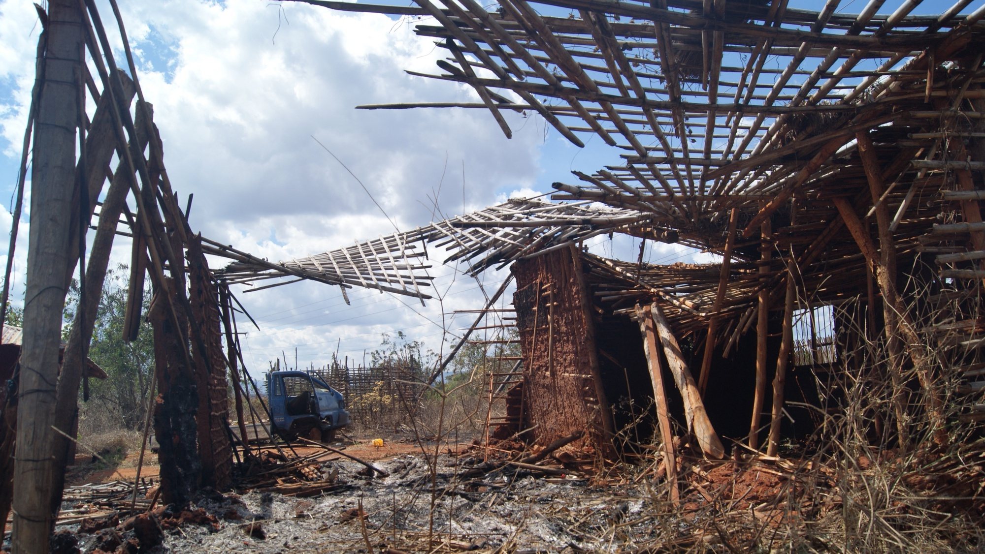 Ruínas de uma casa destruída por rebeldes na aldeia 19 de outubro, em Quissanga, Cabo Delgado, Moçambique, 21 de agosto de 2021. As vilas e aldeias devastadas por rebeldes nos distritos de Quissanga e Macomia têm as marcas do terror estampadas em cada esquina e, entre ruínas, ensaia-se a reconstrução, mas o trauma é grande e paira ainda o medo entre as comunidades (ACOMPANHA TEXTO DO DIA 23 DE AGOSTO DE 2021). LUÍSA NHANTUMBO/LUSA
