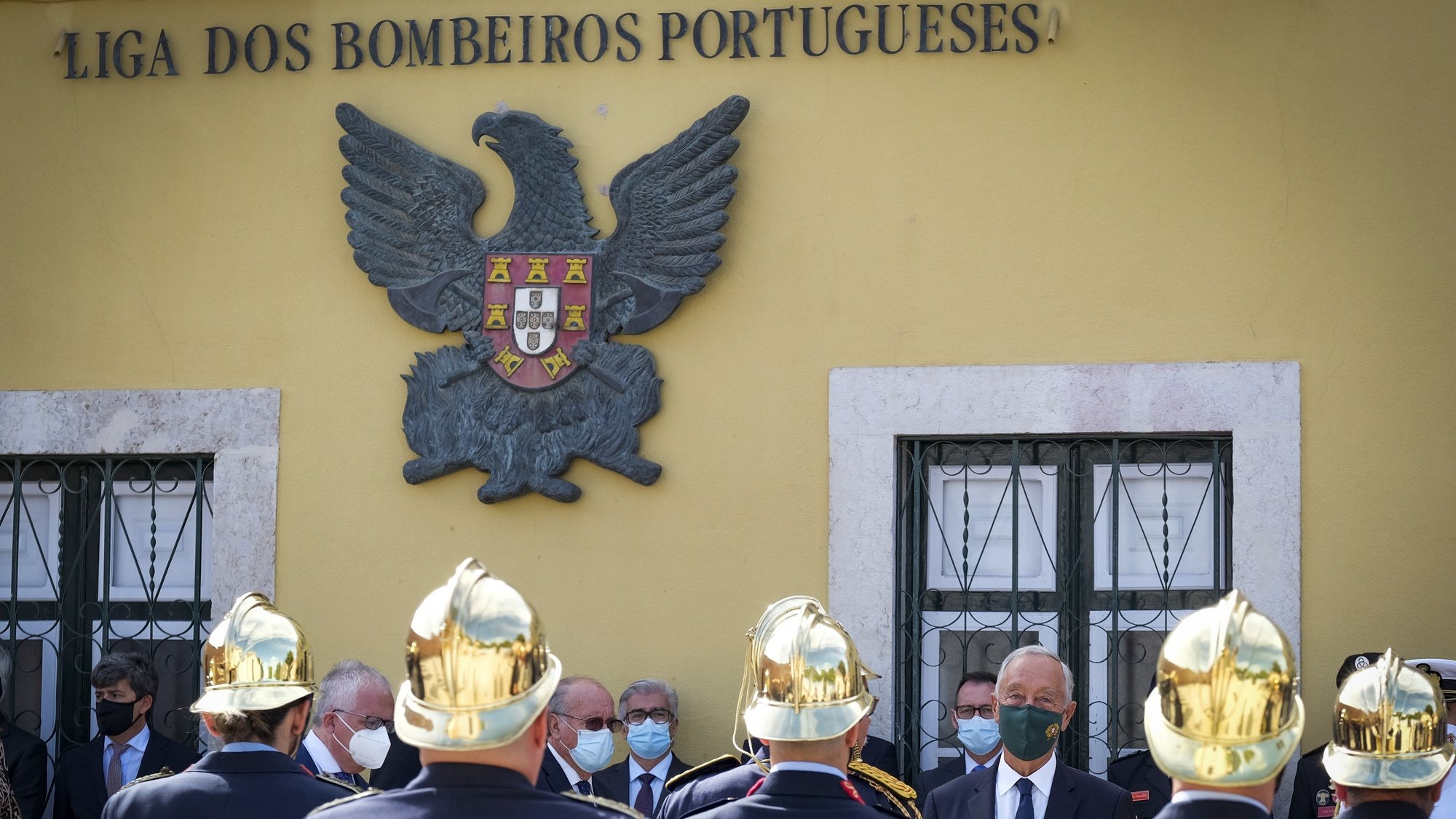 O Presidente da República, Marcelo Rebelo de Sousa (3D), durante a inauguração da sede da Liga dos Bombeiros Portugueses “Casa dos Soldados da Paz”, no Palácio de S. Cristóvão, Lisboa, 09 de Outubro de 2021. RUI MINDERICO/LUSA