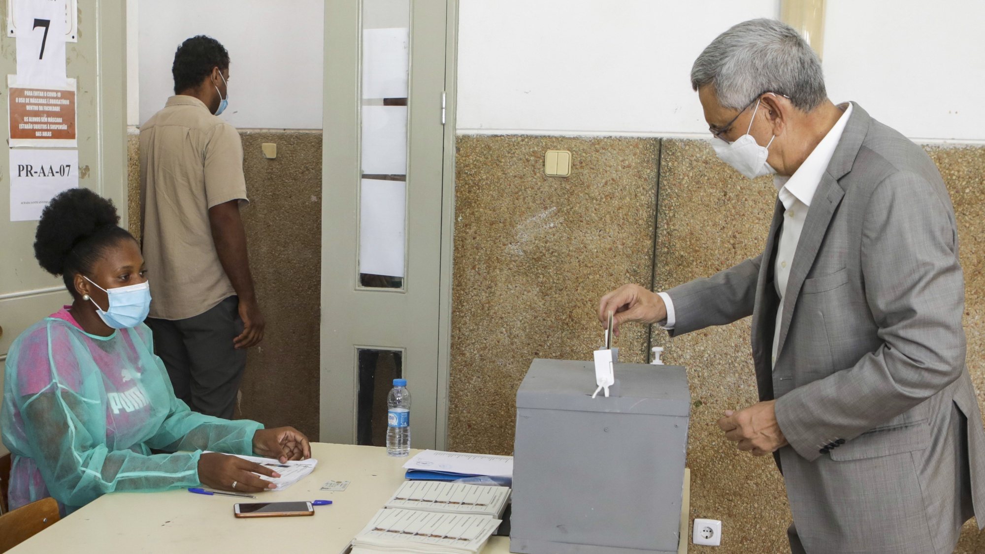 Jorge Carlos Fonseca, Presidente de Cabo Verde, que cumpre o segundo e último mandato, a votar nas eleições presidências de hoje, na  Cidade da Praia, 17 de outubro de 2021, ELTON MONTEIRO/LUSA