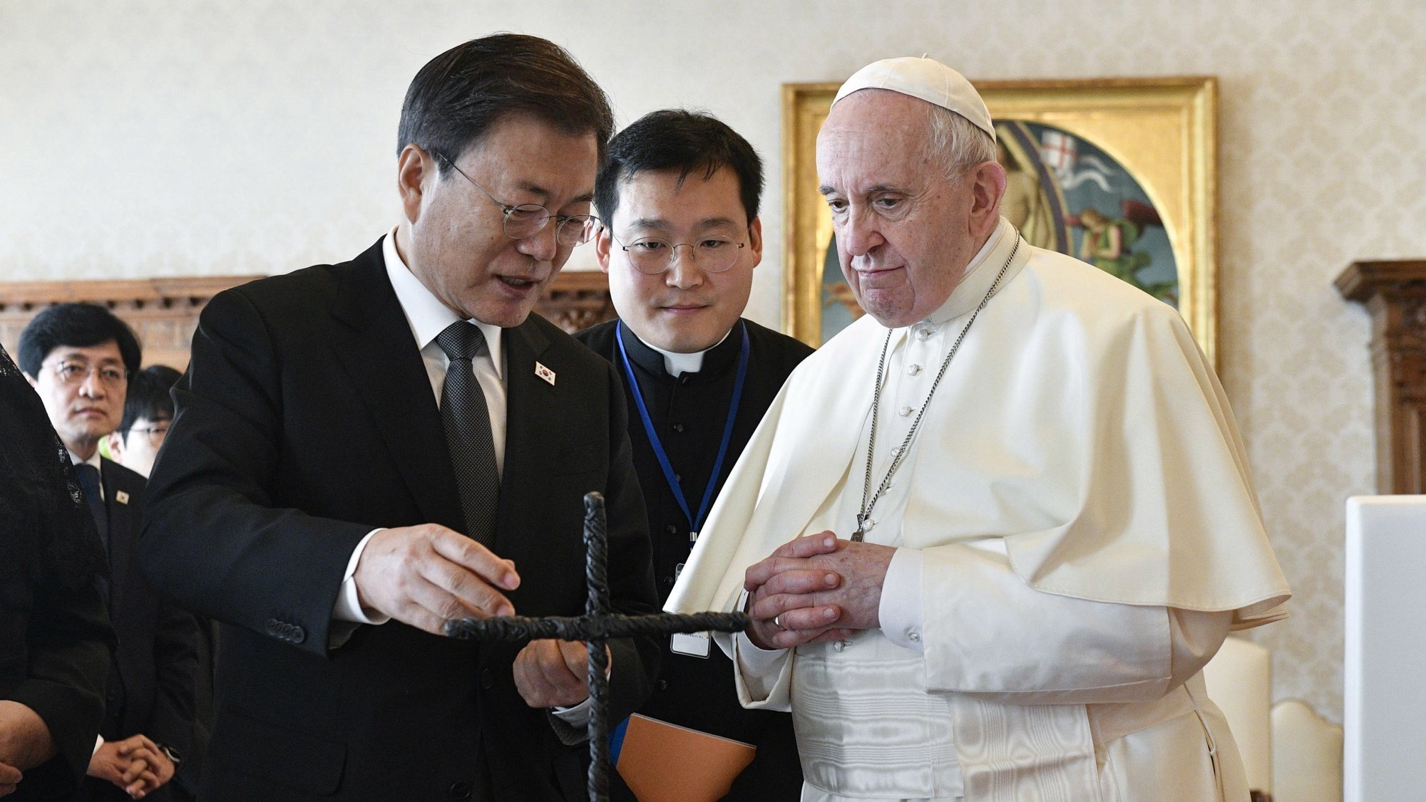 epa09551891 A handout picture provided by the Vatican Media shows Pope Francis (R) exchanging gifts with South Korea&#039;s President Moon Jae-in (L) during a private audience, in Vatican City, 29 October 2021, ahead of an upcoming G20 summit of world leaders in Rome to discuss climate change, COVID-19 and the post-pandemic global recovery.  EPA/VATICAN MEDIA HANDOUT  HANDOUT EDITORIAL USE ONLY/NO SALES