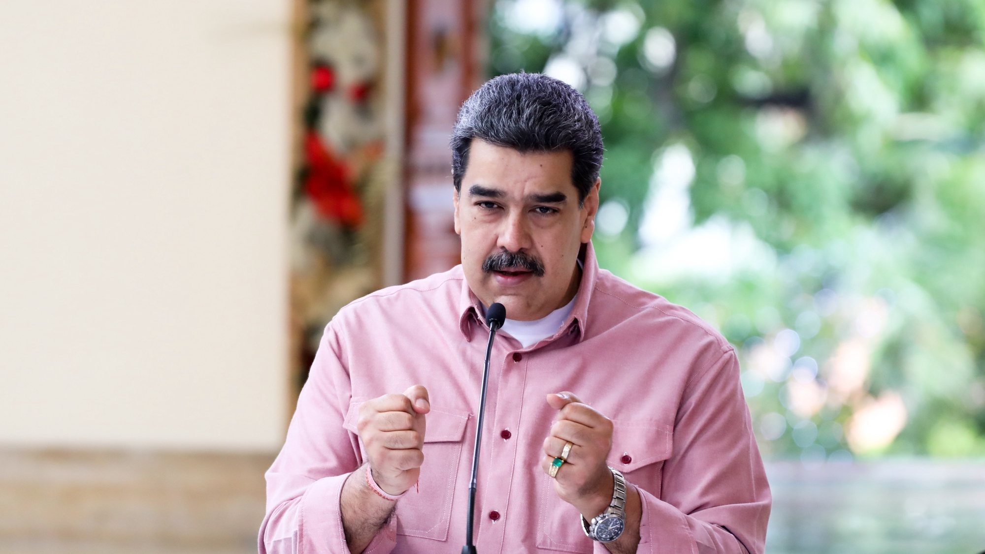 O Presidente da Venezuela, Nicolás Maduro a discursar durante uma transmissão televisiva, em Caracas, na Venezuela