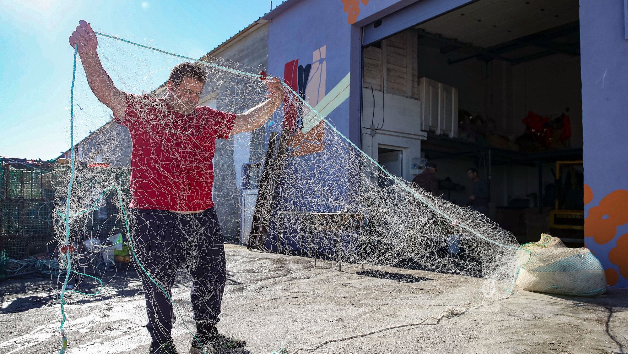 Pescadores puxam a rede biodegradável
