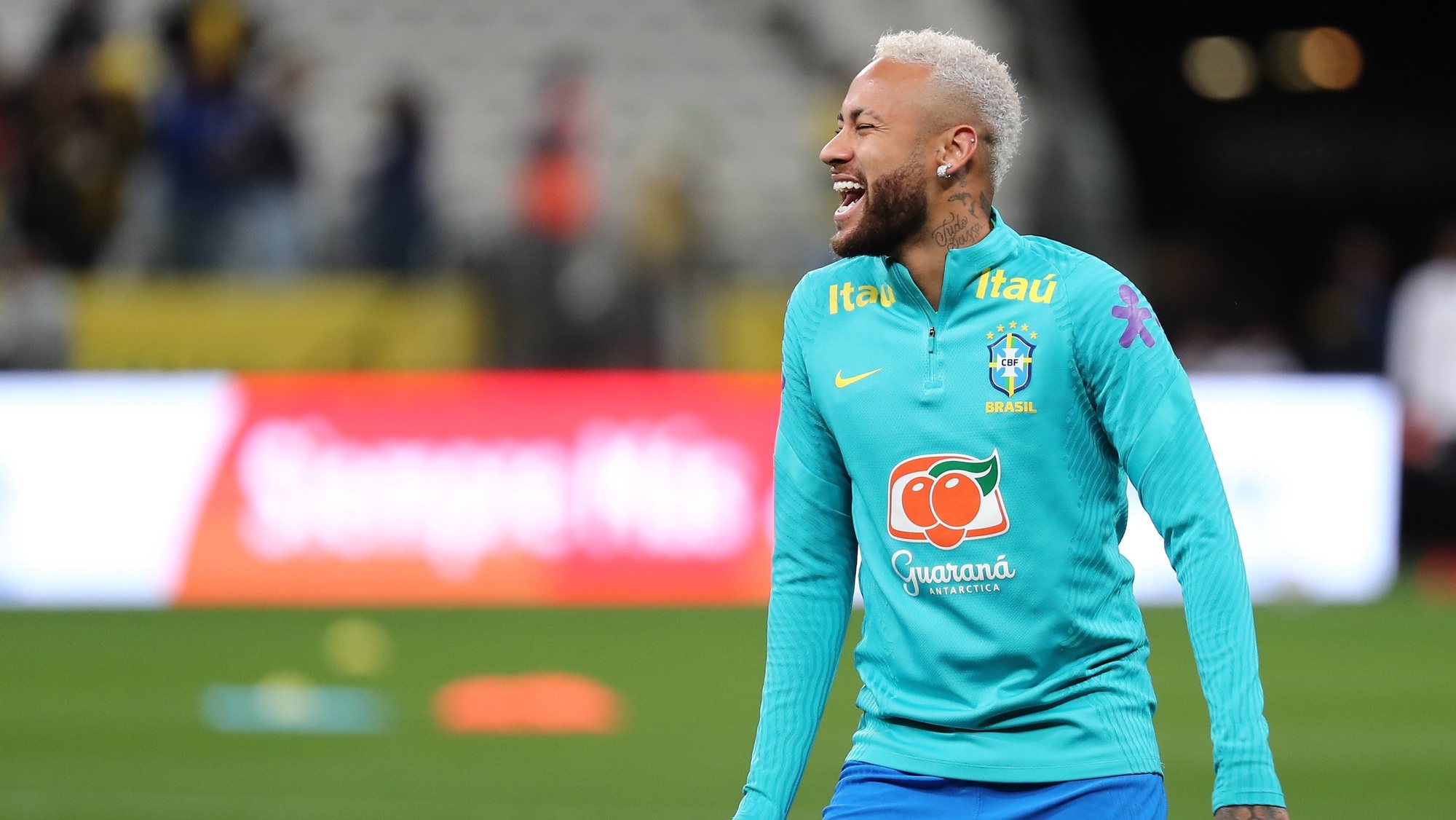 epa09577583 Neymar of Brazil warms up in a South American qualifying match for the 2022 Qatar World Cup between Brazil and Colombia, at the Arena stadium in Sao Paulo, Brazil, 11 November 2021.  EPA/Sebastiao Moreira