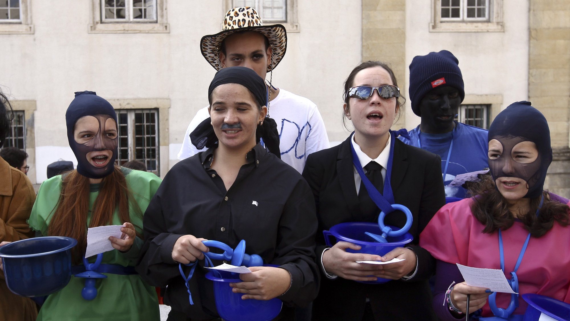 Estudantes da Universidade de Coimbra durante o desfile da latada de receção ao caloiro, que hoje percorreu as ruas de Coimbra, 16 de outubro de 2012. PAULO NOVAIS/LUSA