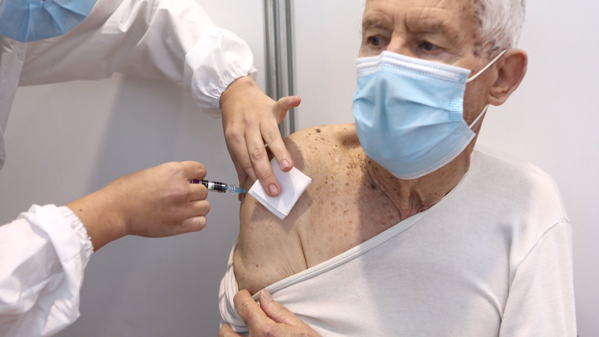 Um homem é vacinado contra a gripe, no Pavilhão António Feliciano Bastos, na Amadora, 13 de novembro de 2021. Neste momento, Portugal tem 86% da população totalmente vacinada contra a covid-19. ANTÓNIO PEDRO SANTOS/LUSA