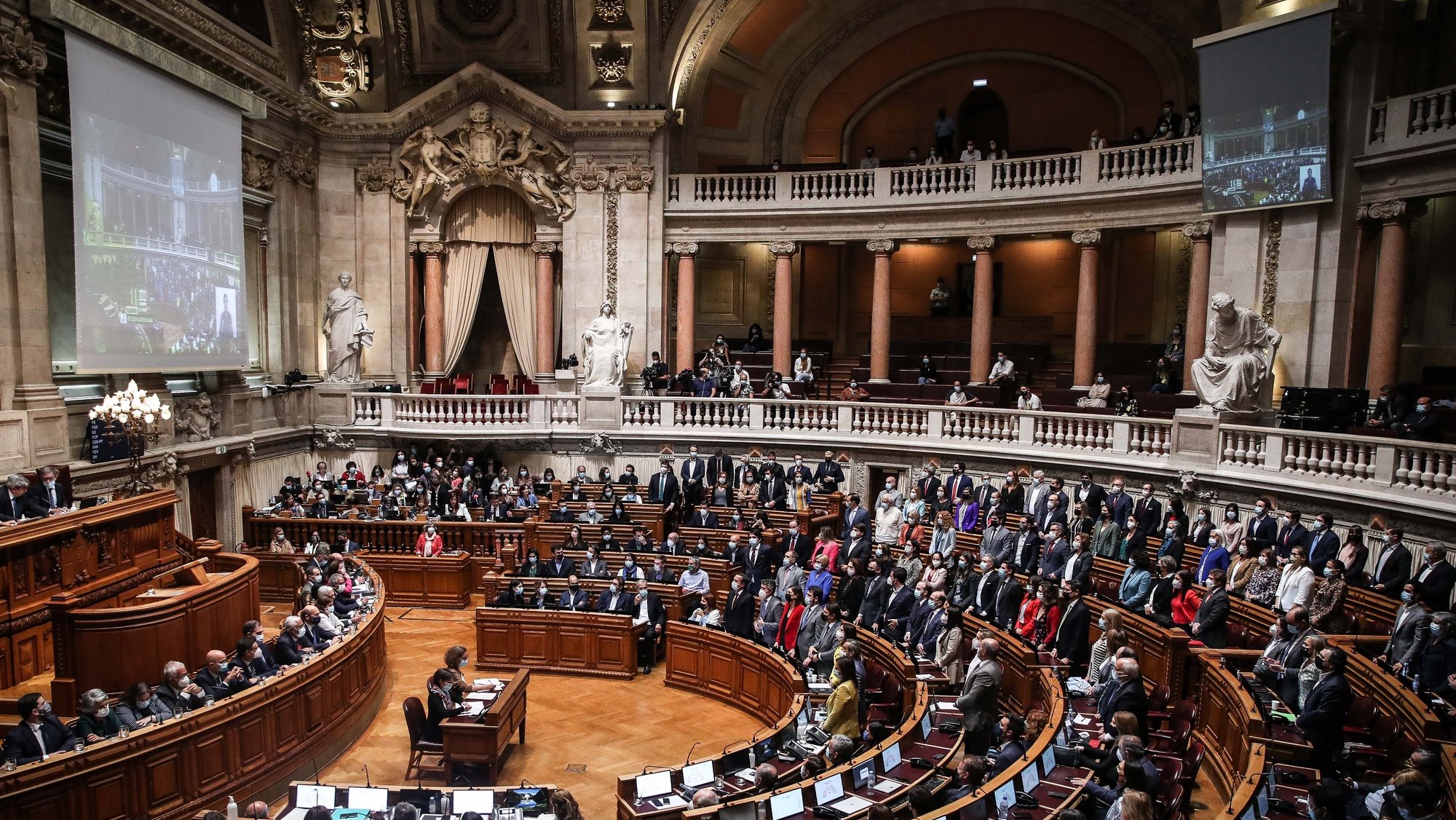 A bancada do PS vota a favor da proposta de Orçamento do Estado para 2022 (OE2022), na Assembleia da República, em Lisboa, 27 de outubro de 2021. A proposta de Orçamento do Estado para 2022 entregue no parlamento prevê que a economia portuguesa cresça 4,8% em 2021 e 5,5% em 2022. MÁRIO CRUZ/LUSA