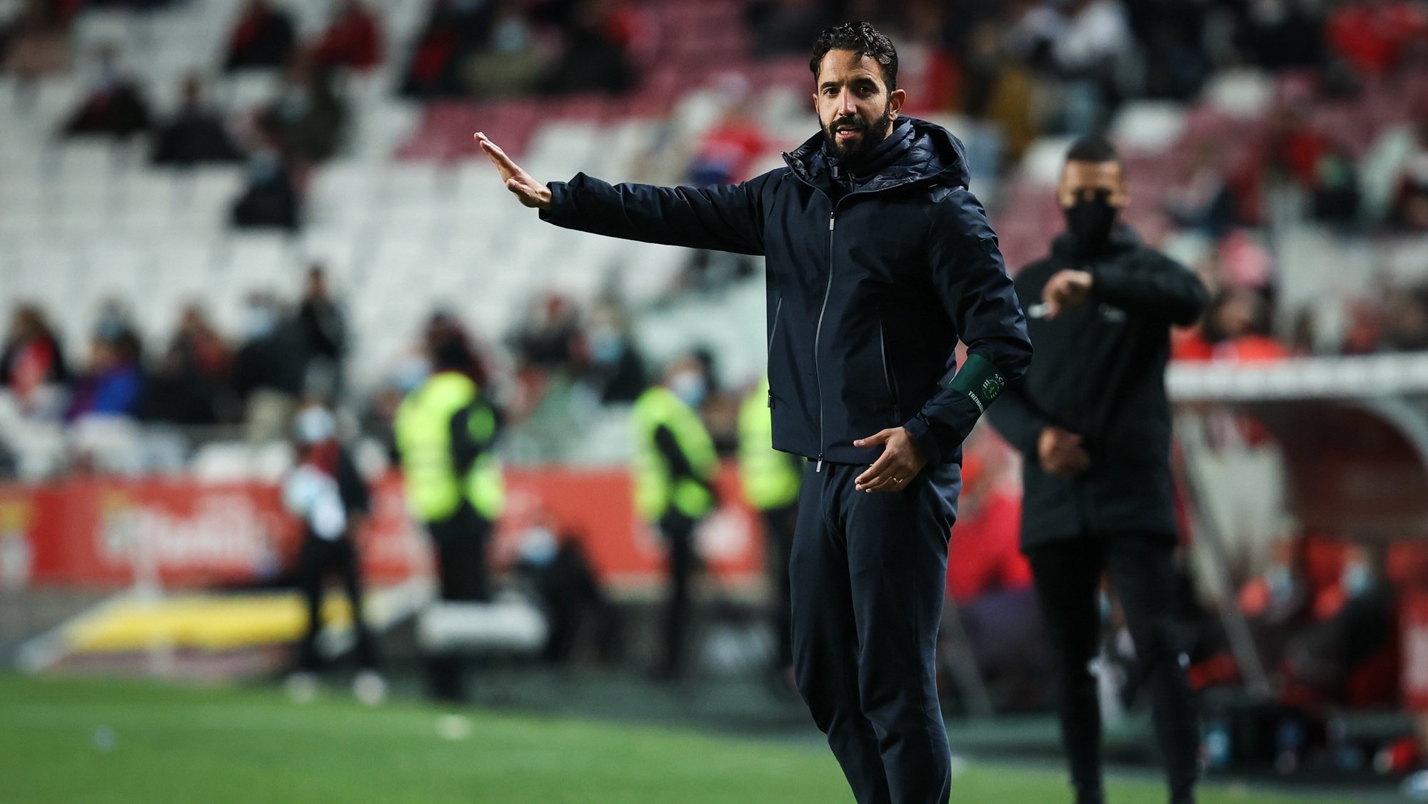 O treinador do Sporting Ruben Amorim reage durante uma partida contra o Benfica no Estádio da Luz, em Lisboa, a 3 de dezembro de 2021