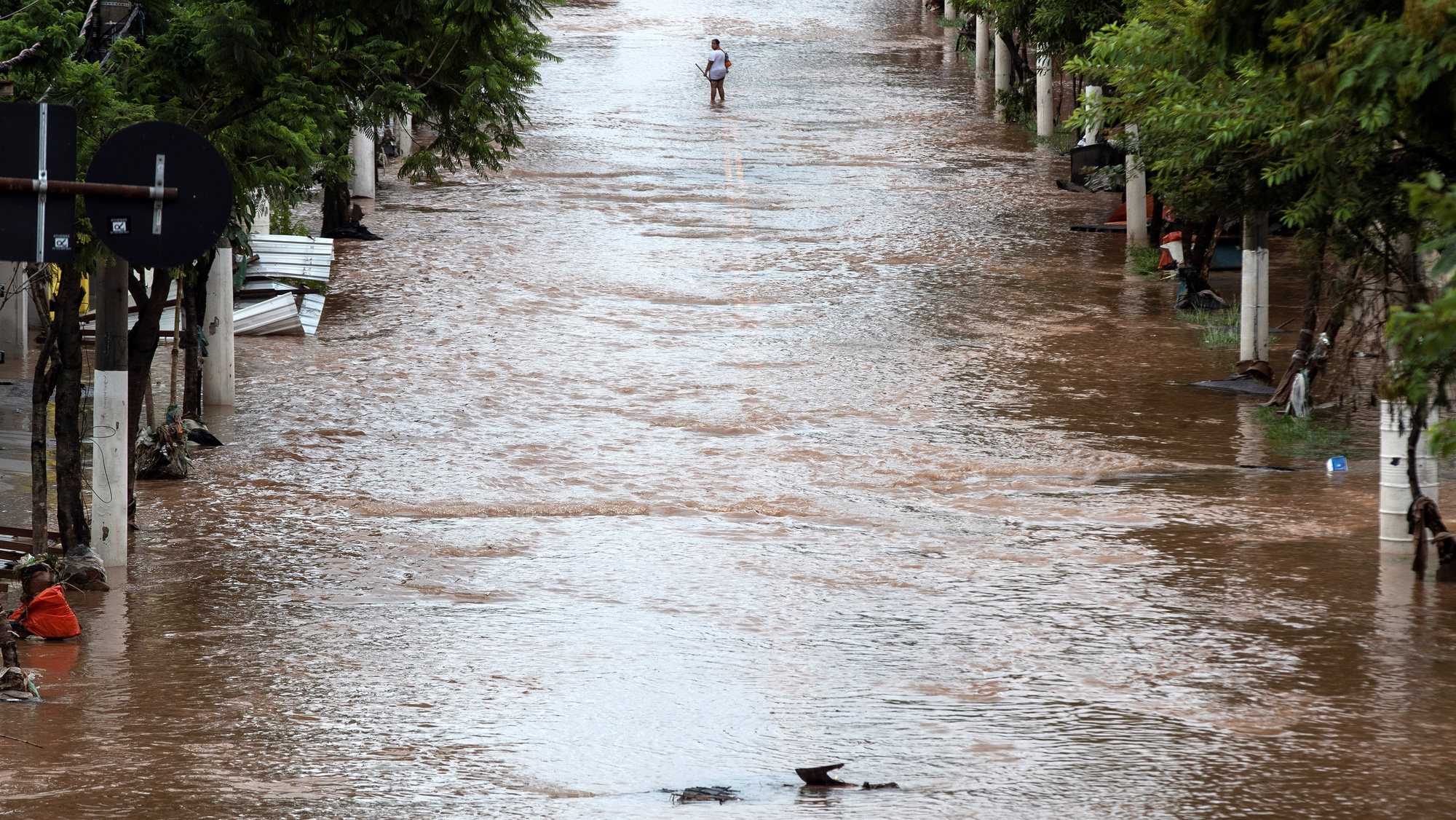 epaselect epa07429257 A man walks through an affected street after floodings produced by a gale, in Sao Paulo, Brazil, 11 March 2019. At least seven people died in the metropolitan region of Sao Paulo, the most populated city in Brazil, due to a strong gale registered in a night earlier in the region, official sources informed.  EPA/SEBASTIAO MOREIRA
