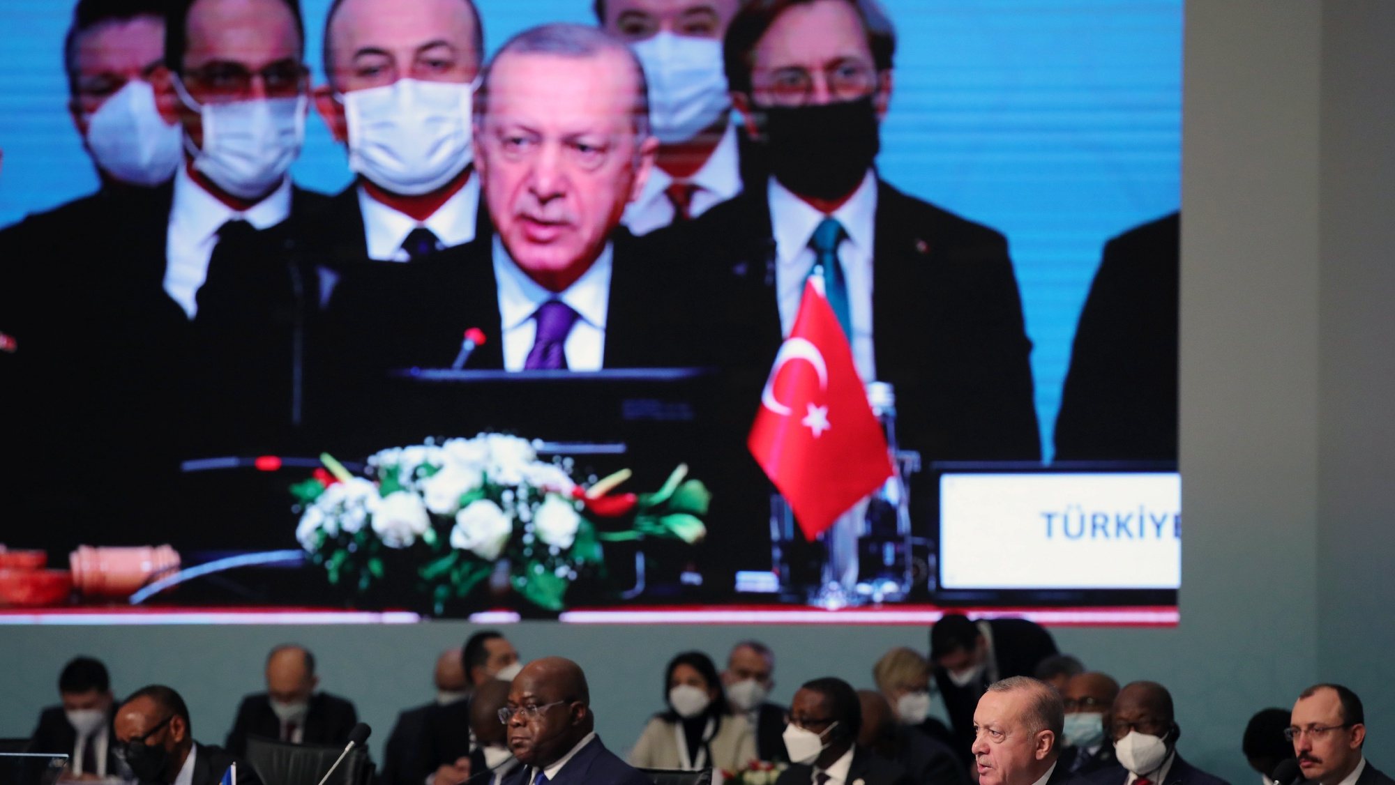 Uma imagem mostra o Presidente turco Erdogan, com o Presidente do Congo e o de Ruanda