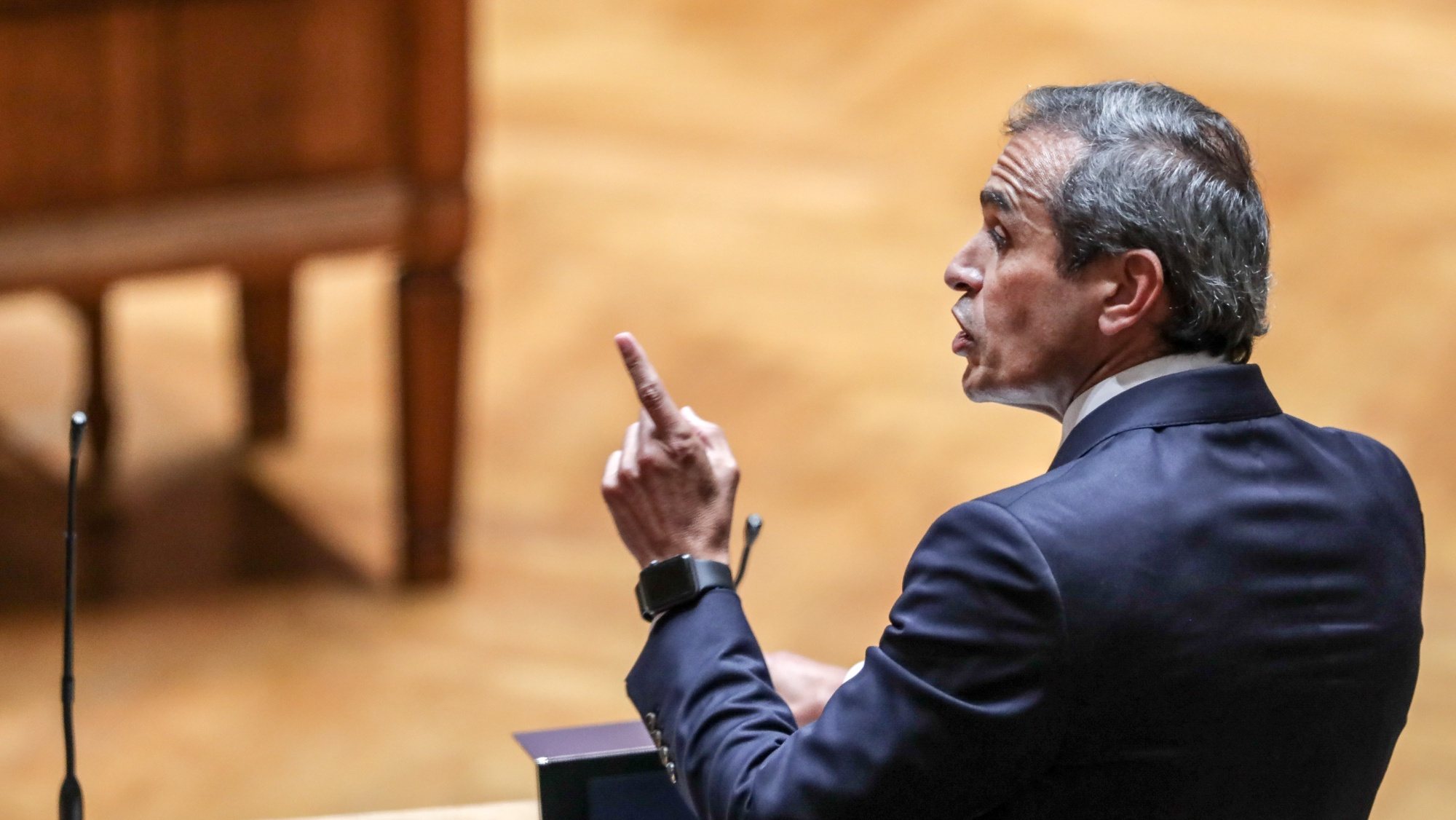 O deputado do Partido Socialista (PS) Carlos Pereira interpela o Partido Social Democrata (PSD), durante o debate parlamentar de discussão na generalidade do Orçamento do Estado para 2021 (OE2021), na Assembleia da República, em Lisboa, 28 de outubro de 2020. TIAGO PETINGA/LUSA