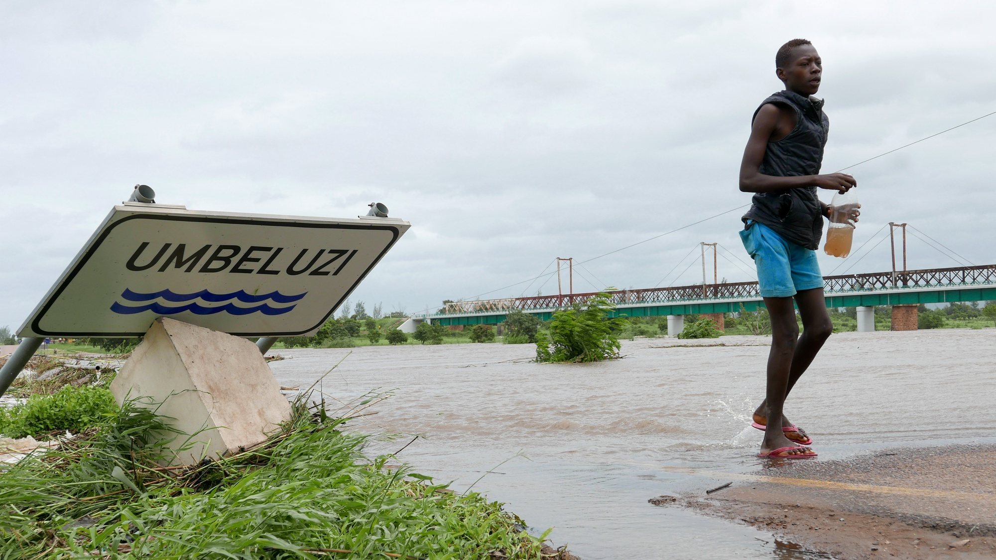 A subida da água do rio Umbeluzi deixou submersa a ligação à sede de distrito, a vila de Boane, a 40 quilómetros da capital, Maputo, Moçambique, 16 de fevereiro de 2021. As previsões apontam para uma melhoria das condições atmosféricas no sul do país a partir de quarta-feira, sem chuva e com o regresso do sol. (ACOMPANHA TEXTO DA LUSA). LUÍSA NHANTUMBO/LUSA