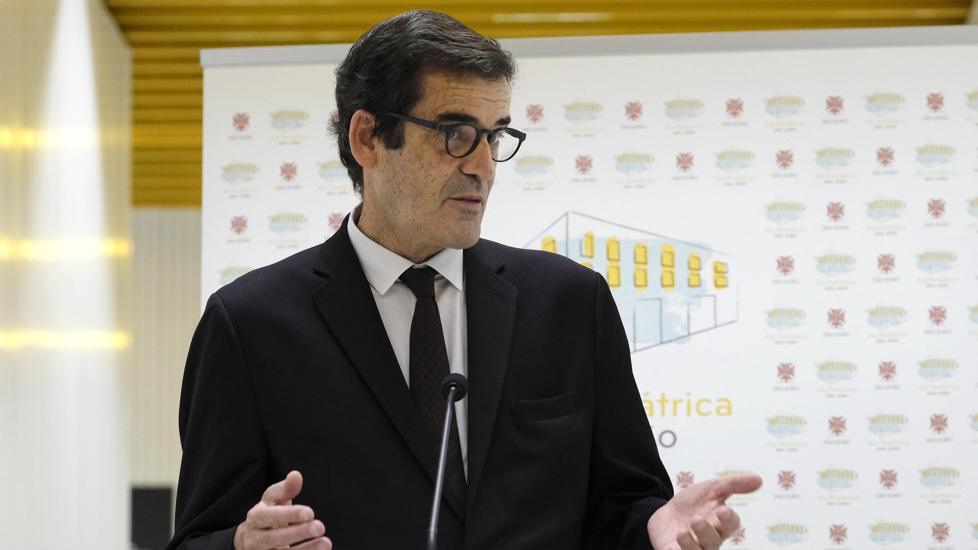 O presidente da Câmara Municipal do Porto, Rui Moreira, discursa na sessão de inauguração da Ala pediátrica do Hospital de São João do Porto. 11 de dezembro de 2021. FERNANDO VELUDO/LUSA