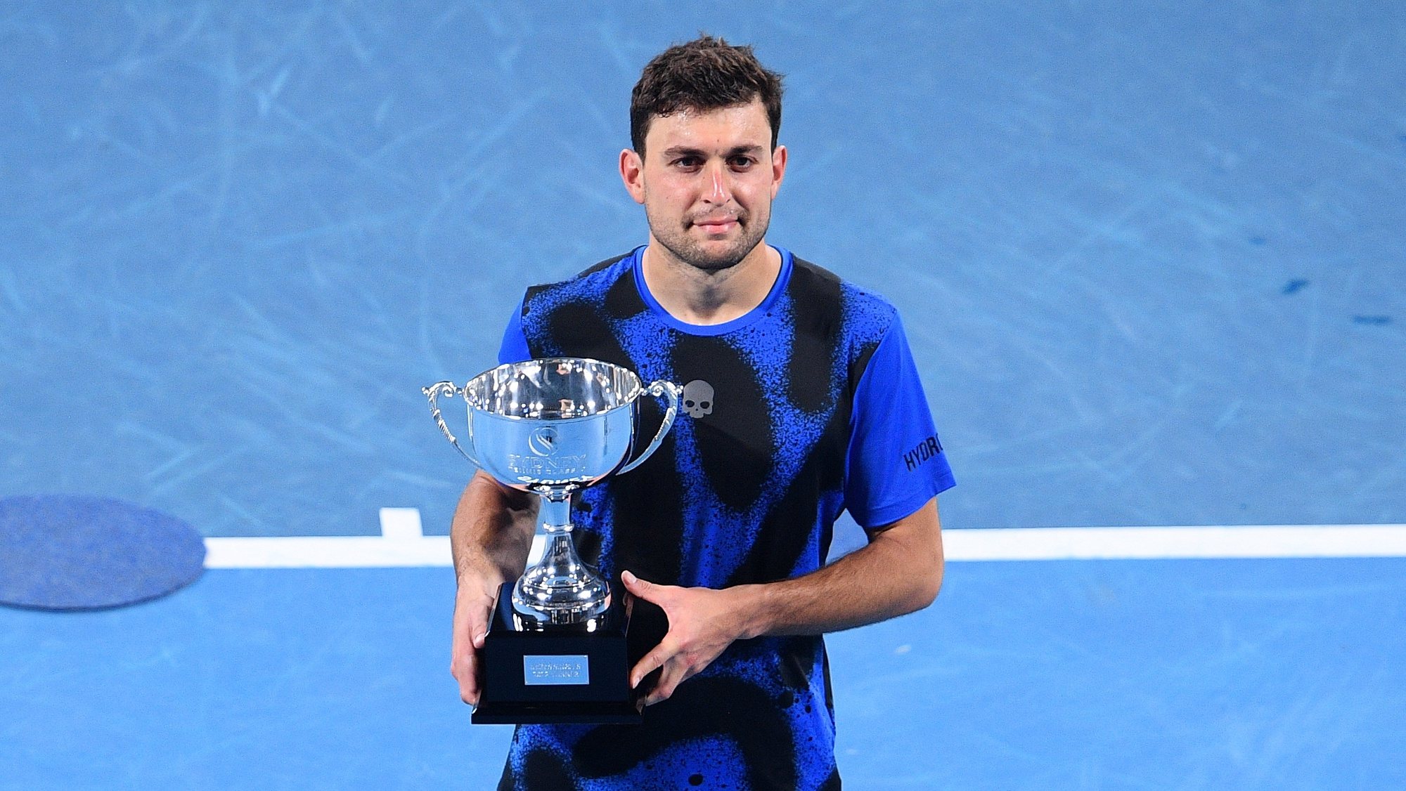 epa09686773 Aslan Karatsev of Russia poses for photographs after winning the Men’s Final against Andy Murray of Great Britain on Day 6 of the Sydney Tennis Classic at Sydney Olympic Park in Sydney,  Australia, 15 January 2022.  EPA/DAN HIMBRECHTS AUSTRALIA AND NEW ZEALAND OUT