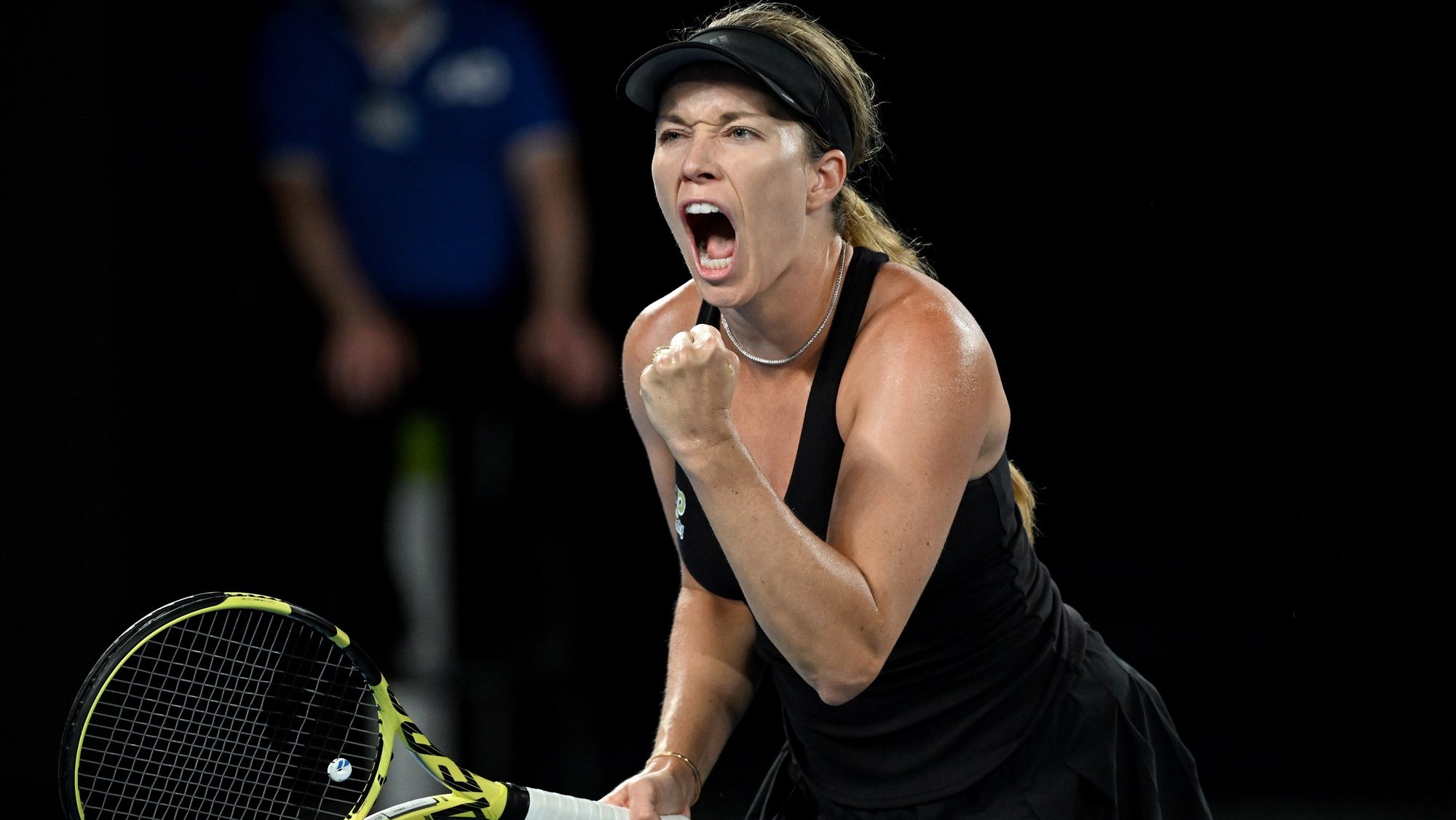 A tenista dos EUA, Danielle Collins celebra a vitória contra a polaca Iga Sweiatek no Open da Austrália
