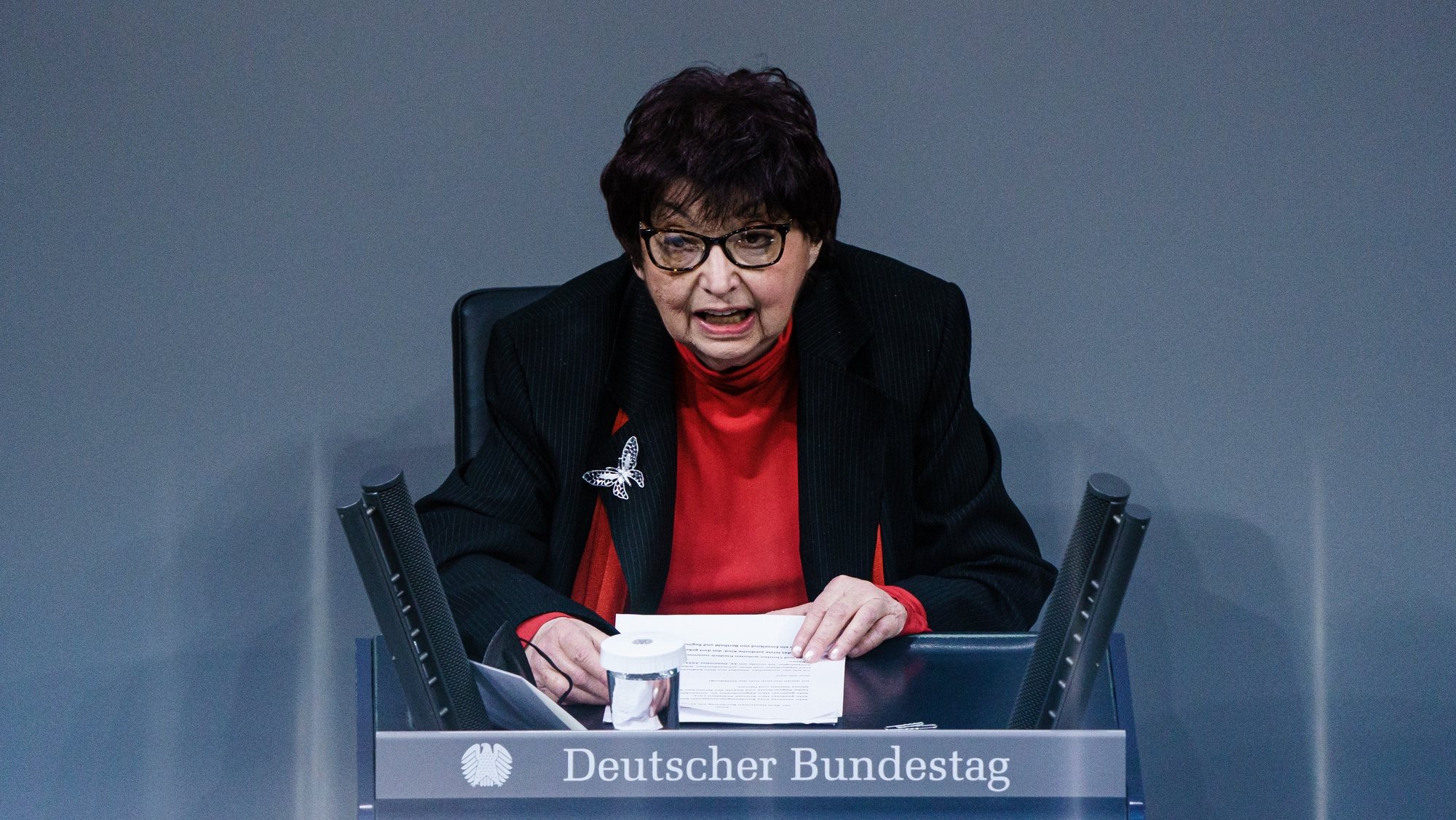 A sobrevivente do Holocausto Inge Auerbacher fala durante uma cerimónia comemorativa no parlamento alemão