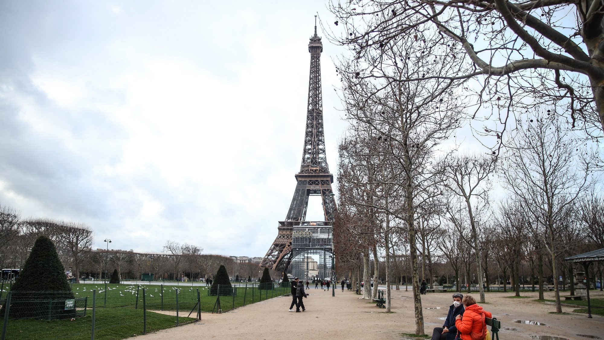 Pessoas utilizam máscaras perto da Torre Eiffel, em Paris, França, em 4 de janeiro de 2022
