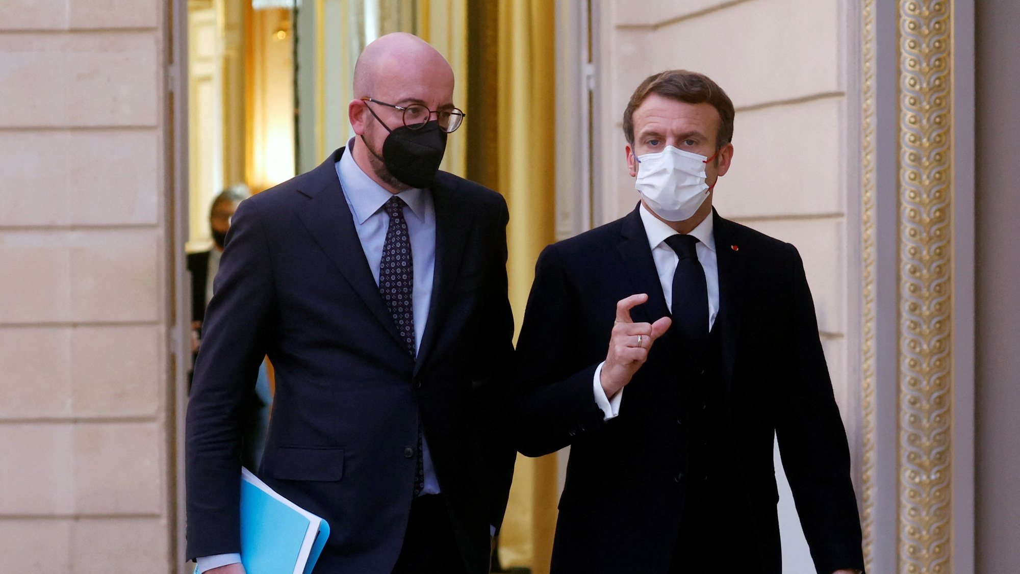 epa09678742 French President Emmanuel Macron and European Council President Charles Michel arrive to attend a joint news conference after a working lunch to discuss main priorities of the 6-month French presidency of the European Union, at the Elysee Palace in Paris, France, 11 January 2022.  EPA/GONZALO FUENTES / POOL  MAXPPP OUT
