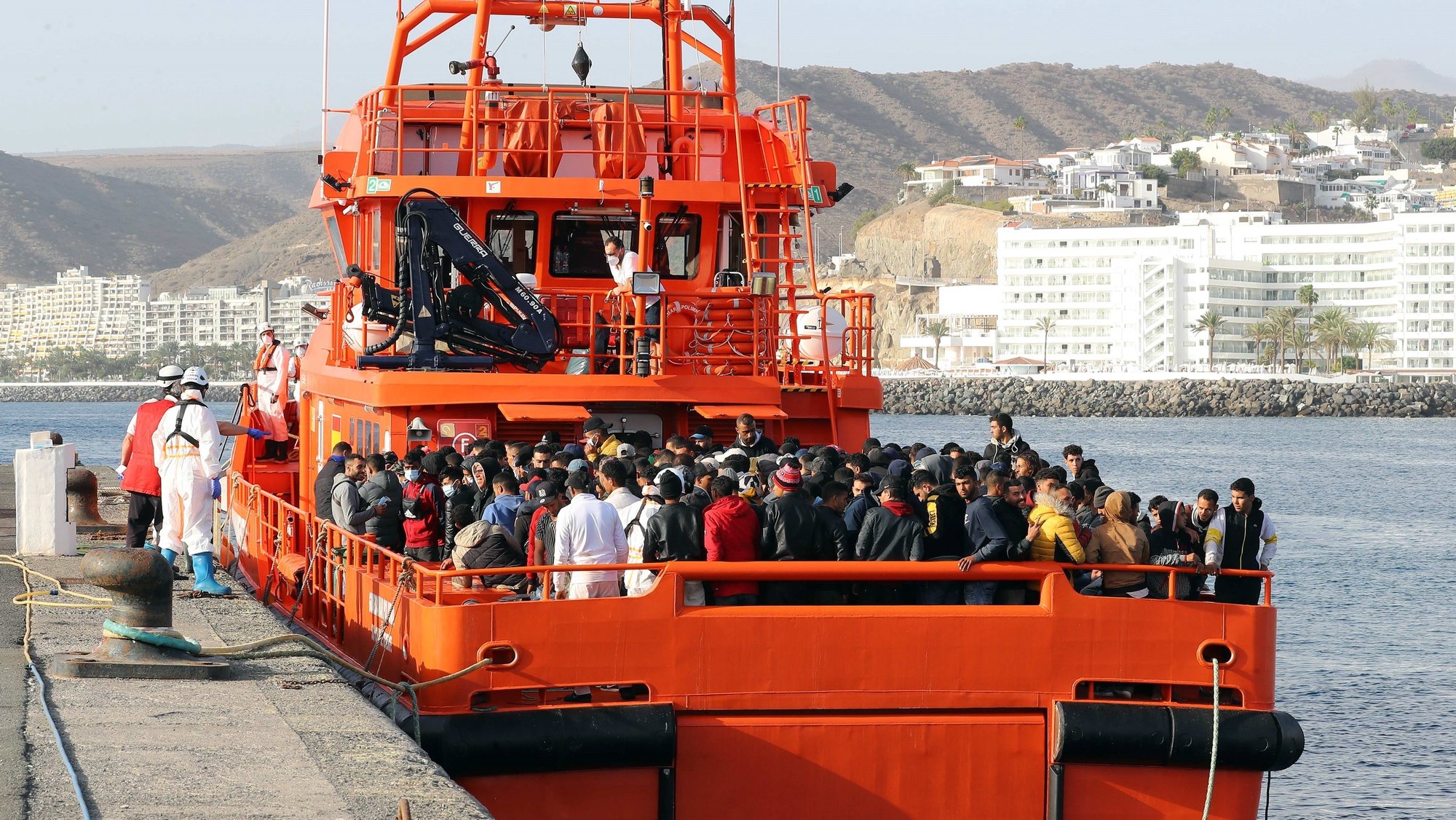 epa09747788 Migrants arrive at Arguineguin harbor, Gran Canaria, Canary Islands, Spain, 11 February 2022. Spanish sea rescue boats Polimnia and Concepcion Arenal have rescued some 290 migrants traveling in six small boats near Gran Canaria island.  EPA/ELVIRA URQUIJO A.