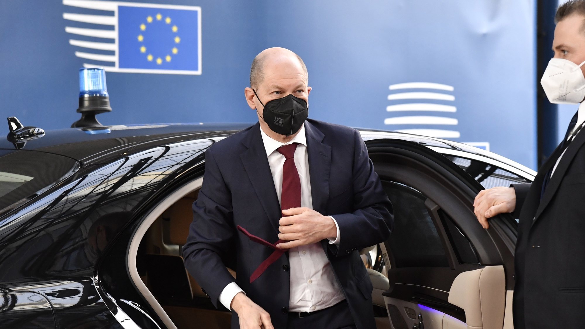 epa09765517 German Chancellor Olaf Scholz arrives for an extraordinary meeting of EU leaders to discuss the situation in Ukraine, at the European Council building in Brussels, Belgium, 17 February 2022.  EPA/Geert Vanden Wijngaert / POOL