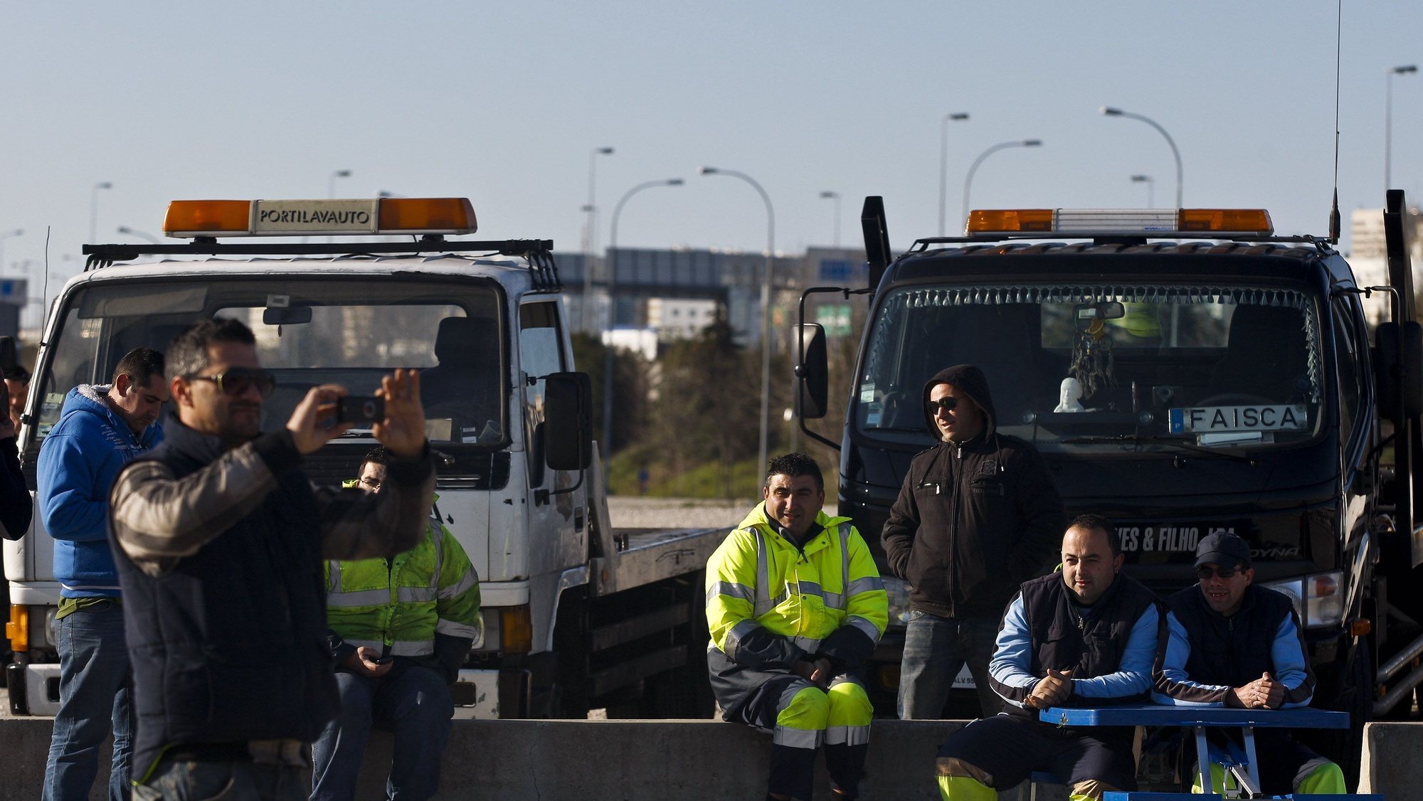 Operadores de reboques durante o protesto contra a aplicação de multas pela ausência de tacógrafos nos pronto-socorro, em Lisboa, 09 de fevereiro de 2012. MARIO CRUZ / LUSA