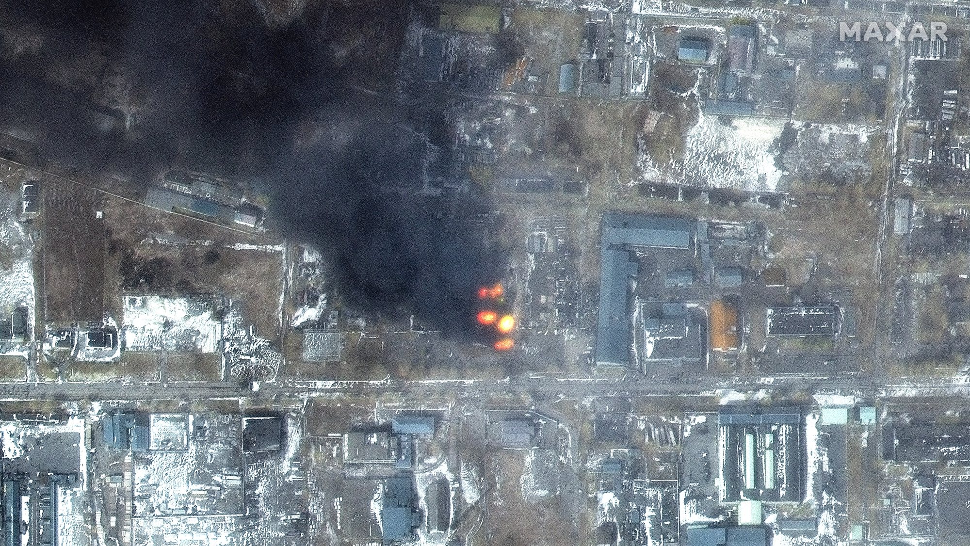 Imagens mostra incêndios na área indústrial do distrito de Mariupol, Ucrânia