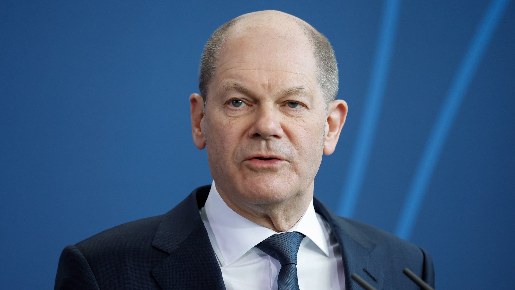 epa09812562 German Chancellor Olaf Scholz addresses a press conference after a meeting with Canadian Prime Minister at the Chancellery in Berlin, Germany, 09 March 2022.  EPA/ODD ANDERSEN / POOL