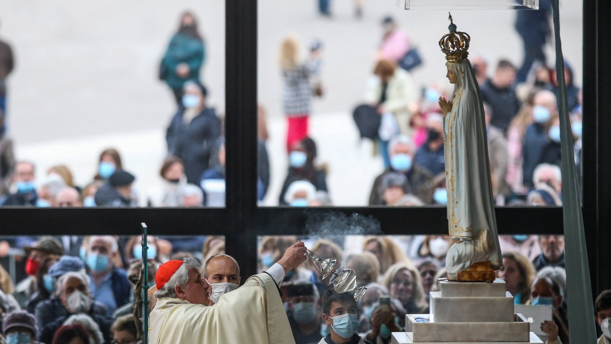 O Legado Pontifício, cardeal Konrad Krajewski, preside à cerimónia de consagração da Rússia e Ucrânia ao Imaculado Coração de Maria, na Capelinha das Aparições, Santuário de Fátima, 25 de março de 2022. PAULO CUNHA/LUSA
