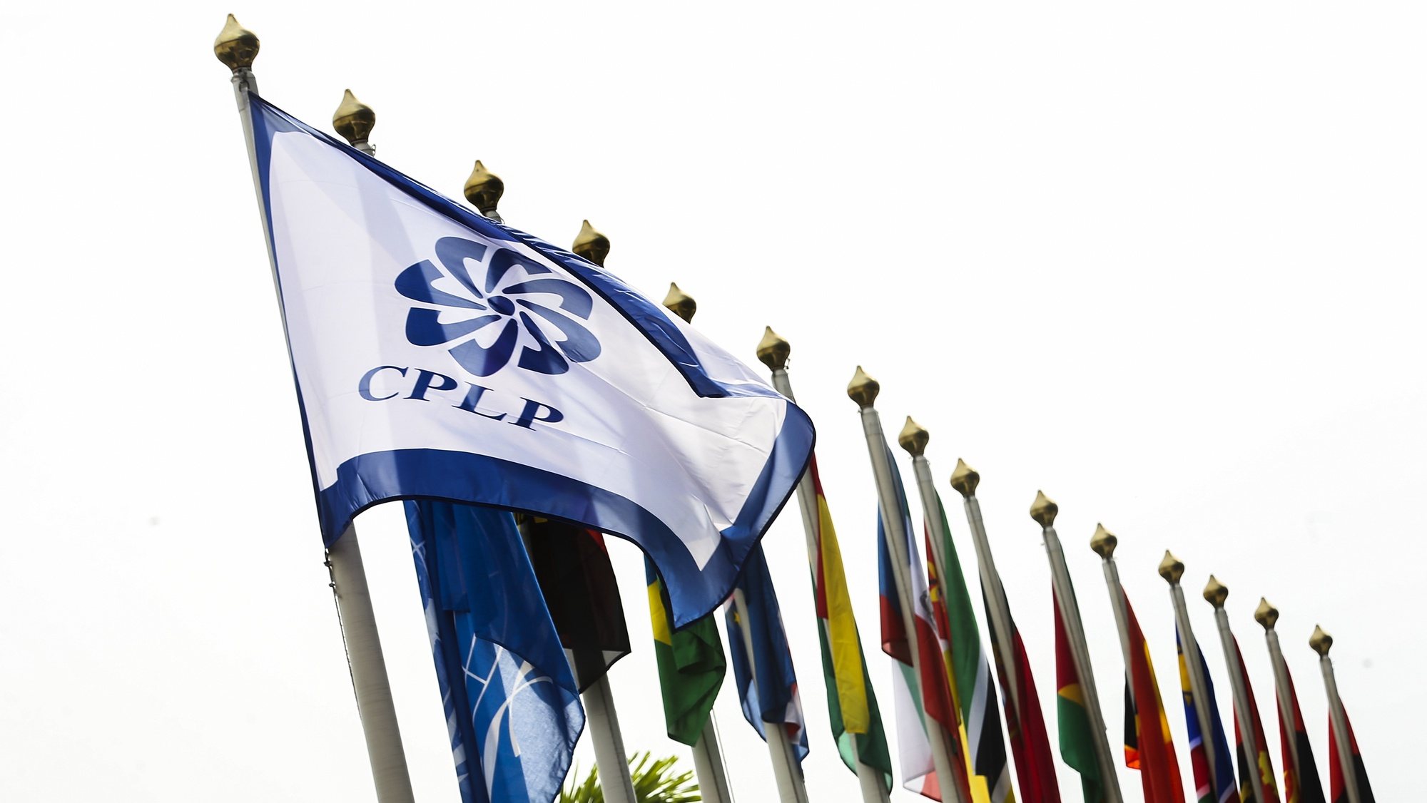 Bandeiras dos países participantes hasteadas no local aonde se realiza a XIII Conferência de Chefes de Estado e de Governo da Comunidade dos Países de Língua Portuguesa (CPLP), em Luanda, Angola, 17 de julho de 2021. AMPE ROGÉRIO/LUSA