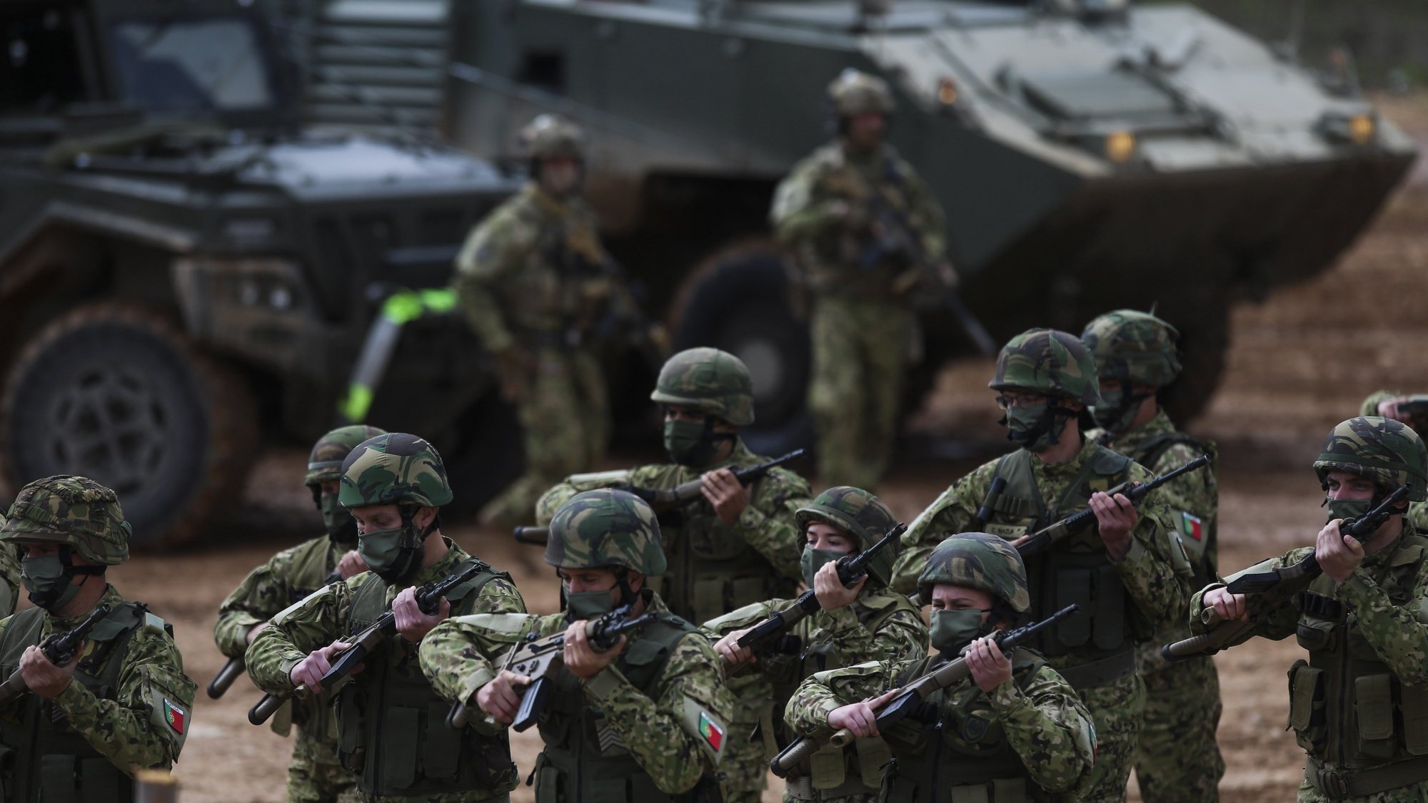 Militares participam na demonstração tática da Companhia do Exército que será projetada para a Roménia, no âmbito da NATO, no Campo Militar de Santa Margarida, em Constância, 22 de março de 2022. PAULO CUNHA/LUSA