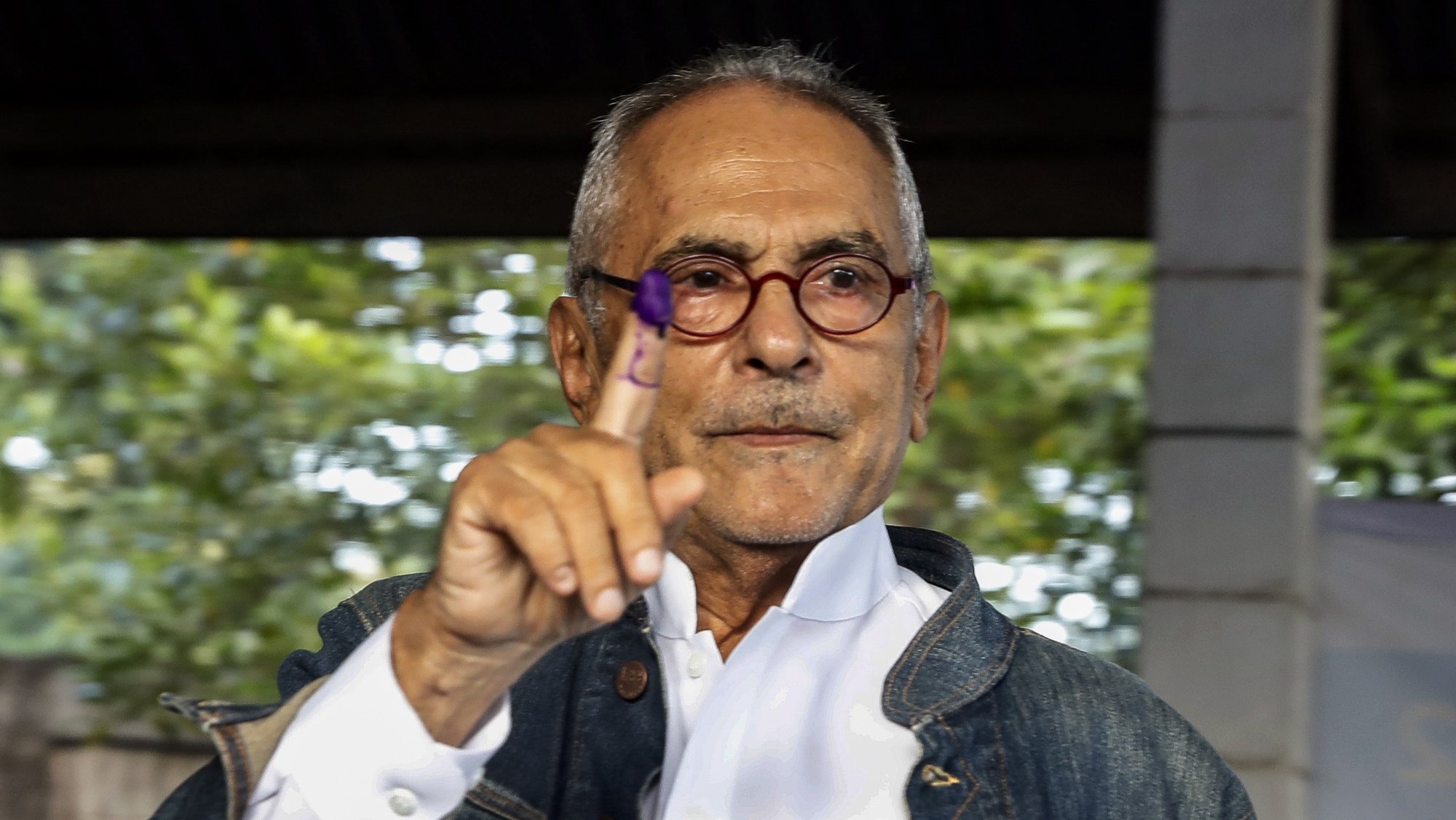 epa09896750 East Timor&#039;s presidential candidate and former president Jose Ramos Horta shows his marked finger after casting his vote during the presidential runoff election at a polling station in Dili, East Timor, also known as Timor Leste, 19 April 2022. People in Timor Leste vote for their next president in a runoff election between former president and Nobel Peace Prize laureate Jose Ramos Horta, and incumbent president Francisco Guterres.  EPA/ANTONIO DASIPARU