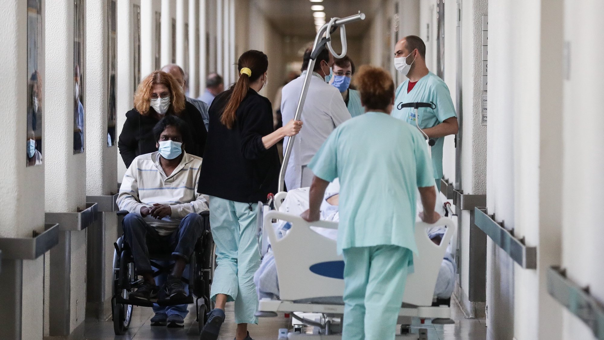 Técnicos de saúde e pacientes num dos corredores do Hospital de Santa Maria, em Lisboa, 03 de maio de 2022. (ACOMPANHA TEXTO DA LUSA DO DIA 06 DE MAIO DE 2022). TIAGO PETINGA/LUSA