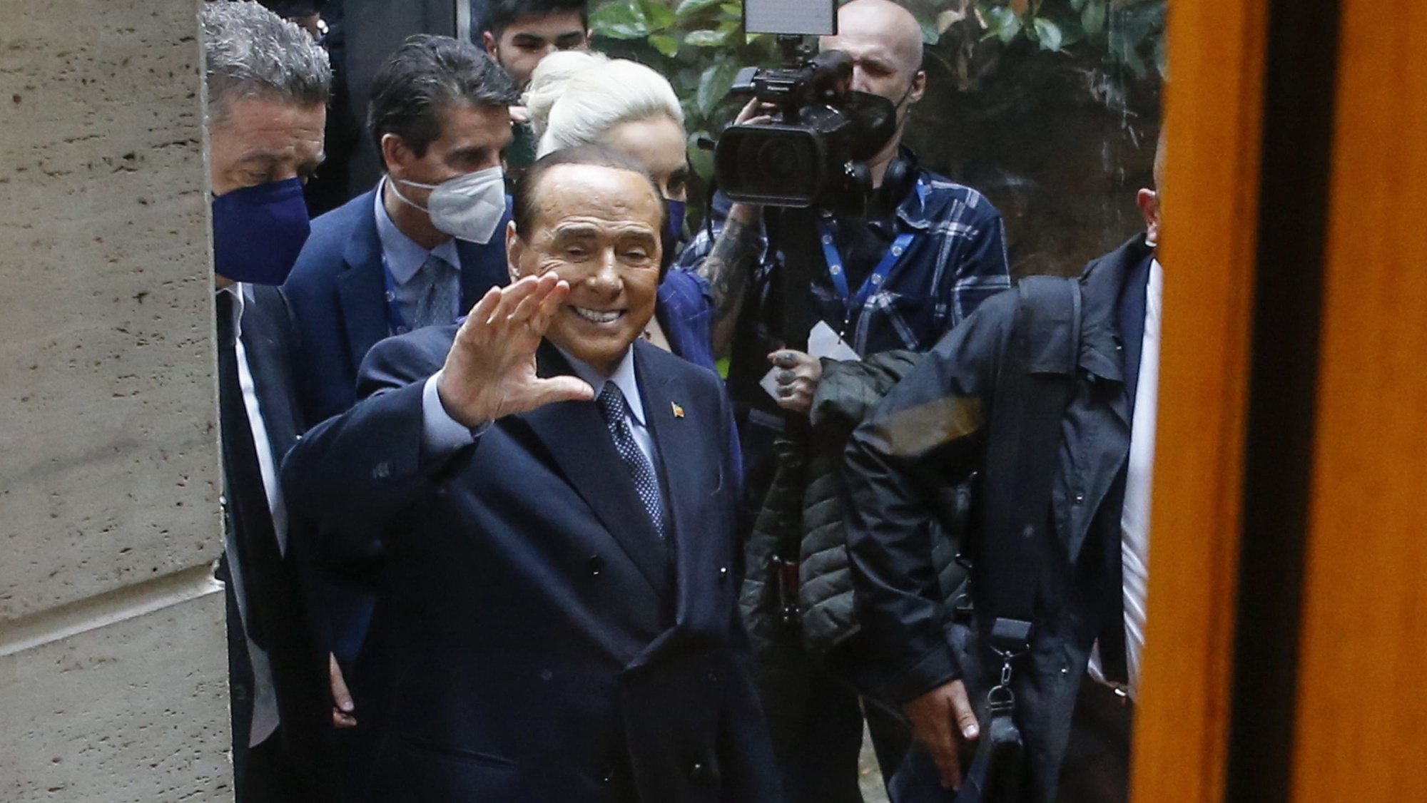 epa09880829 Former Italian Prime Minister and leader of the Forza Italia party Silvio Berlusconi attends a meeting with supporters at a rally in Rome, Italy, 09 April 2022.  EPA/FABIO FRUSTACI