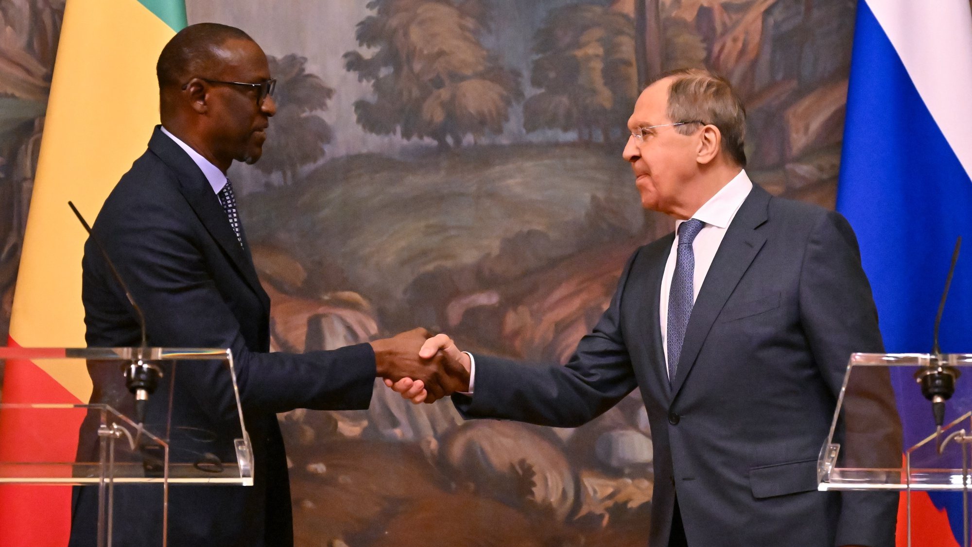 epa09960481 Russian Foreign Minister Sergei Lavrov (R) and his Malian counterpart Abdoulaye Diop (L) shake hands during a joint news conference following their talks in Moscow, Russia, 20 May 2022. Malian Foreign Minister is on a working visit in Moscow.  EPA/YURI KADOBNOV / POOL