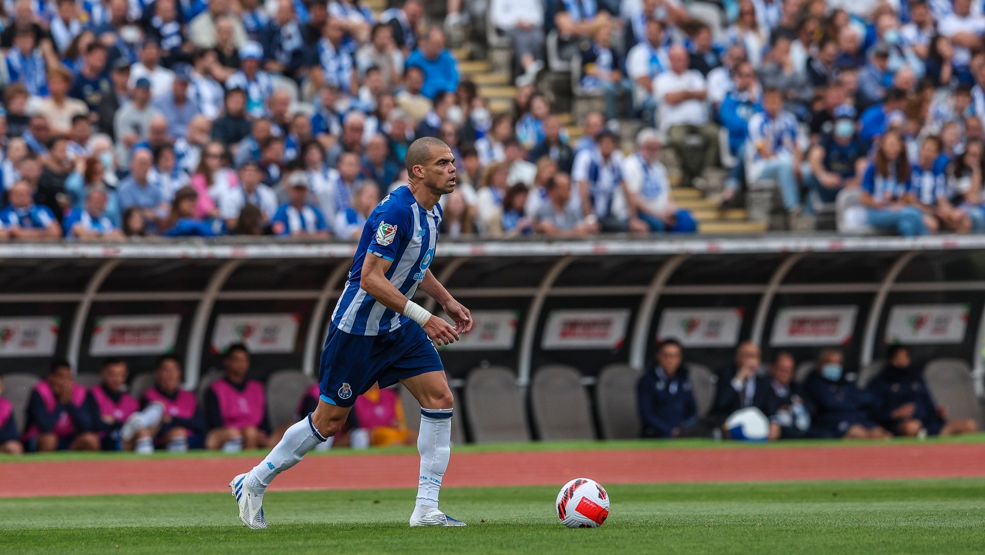 Pepe teve mais uma época como titular indiscutível no FC Porto, juntou a Taça ao Campeonato e vai agora juntar-se à Seleção
