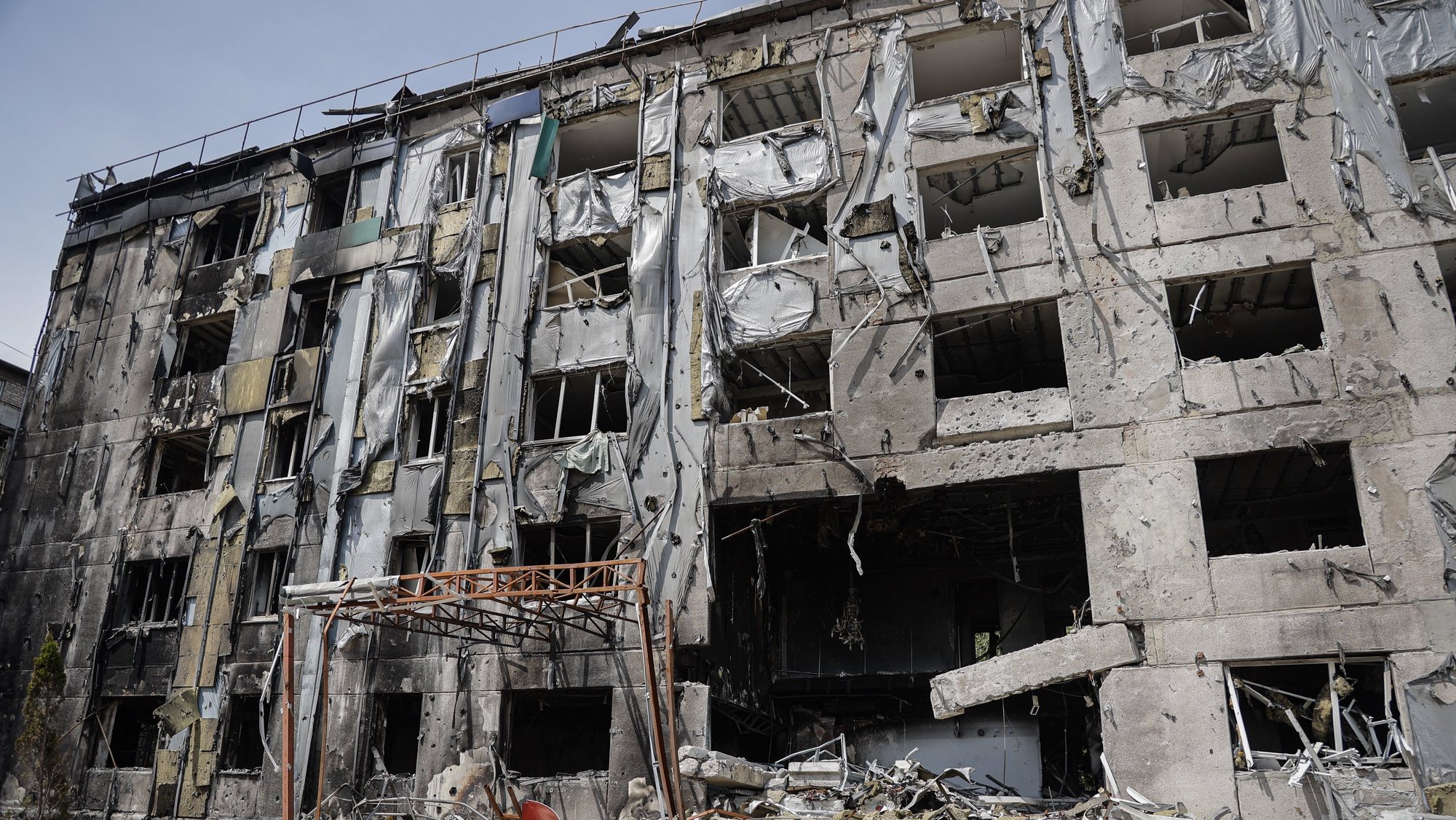 epa09964988 The destroyed Security Service of Ukraine (SBU) building in Mariupol, Ukraine, 21 May 2022 (issued 22 May 2022). The Chief spokesman of the Russian Defense Ministry, Major General Igor Konashenkov, said on 20 May that the long-besieged Azovstal steel plant in Mariupol was under full Russian army control.  EPA/ALESSANDRO GUERRA