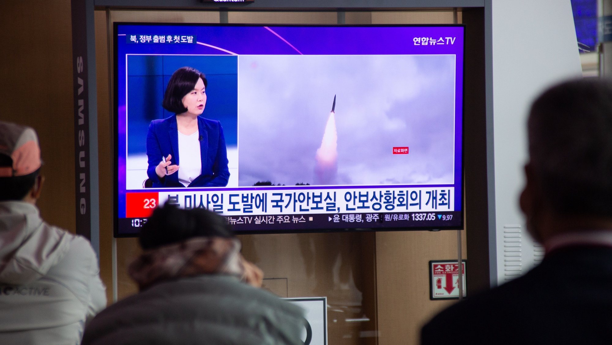 epa09943642 People watch a news report on a North Korean missile launch at a station in Seoul, South Korea, 13 May 2022. According to South Korea&#039;s Joint Chiefs of Staff (JCS), North Korea fired three ballistic missile toward the East Sea on 12 May.  EPA/JEON HEON-KYUN