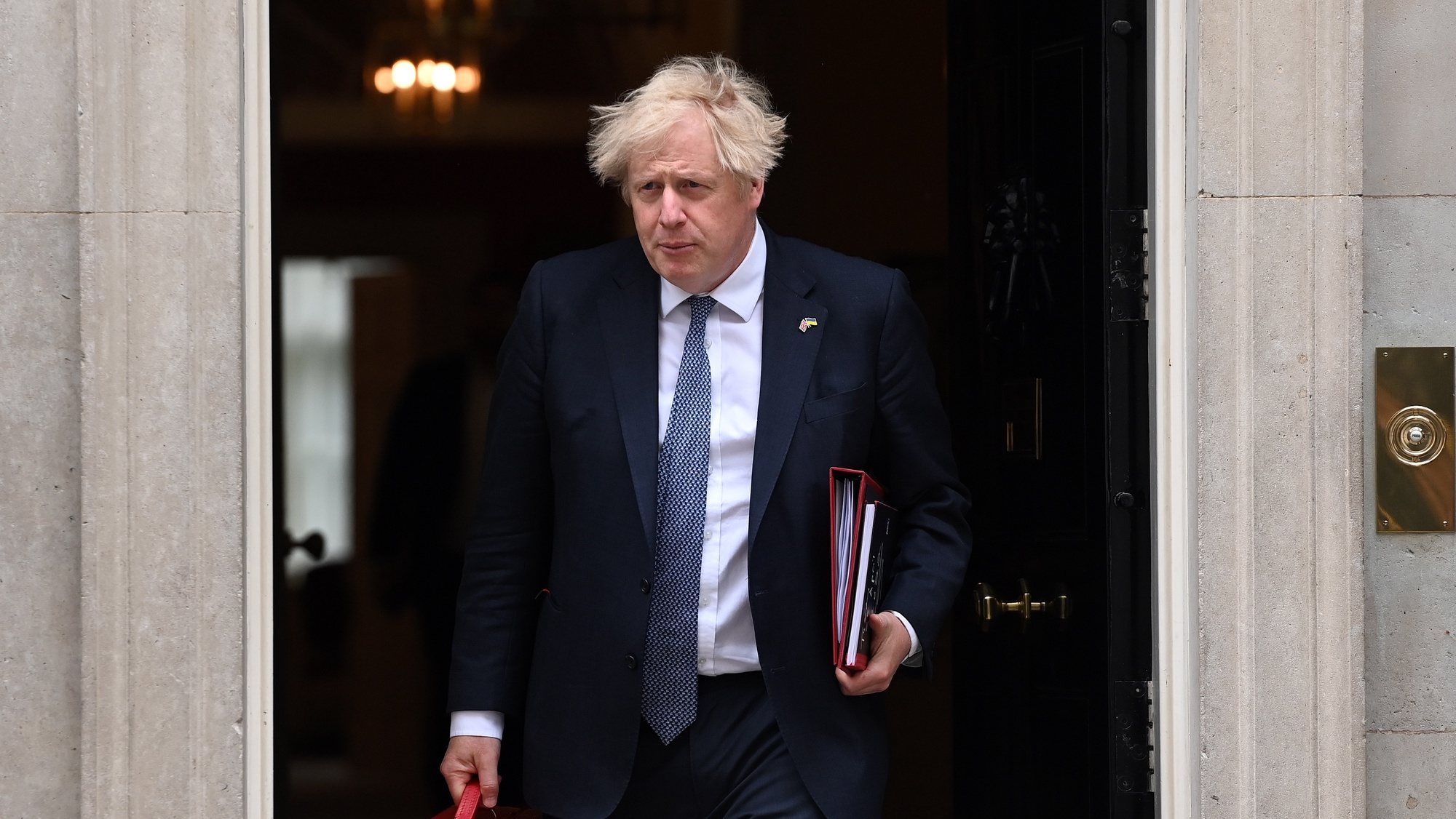 epaselect epa09976858 British Prime Minister Boris Johnson departs 10 Downing Street in London, Britain, 26 May 2022. Johnson is under pressure over &#039;party gate&#039; allegations following new photographs showing him at a drinks party during lockdown.  EPA/ANDY RAIN