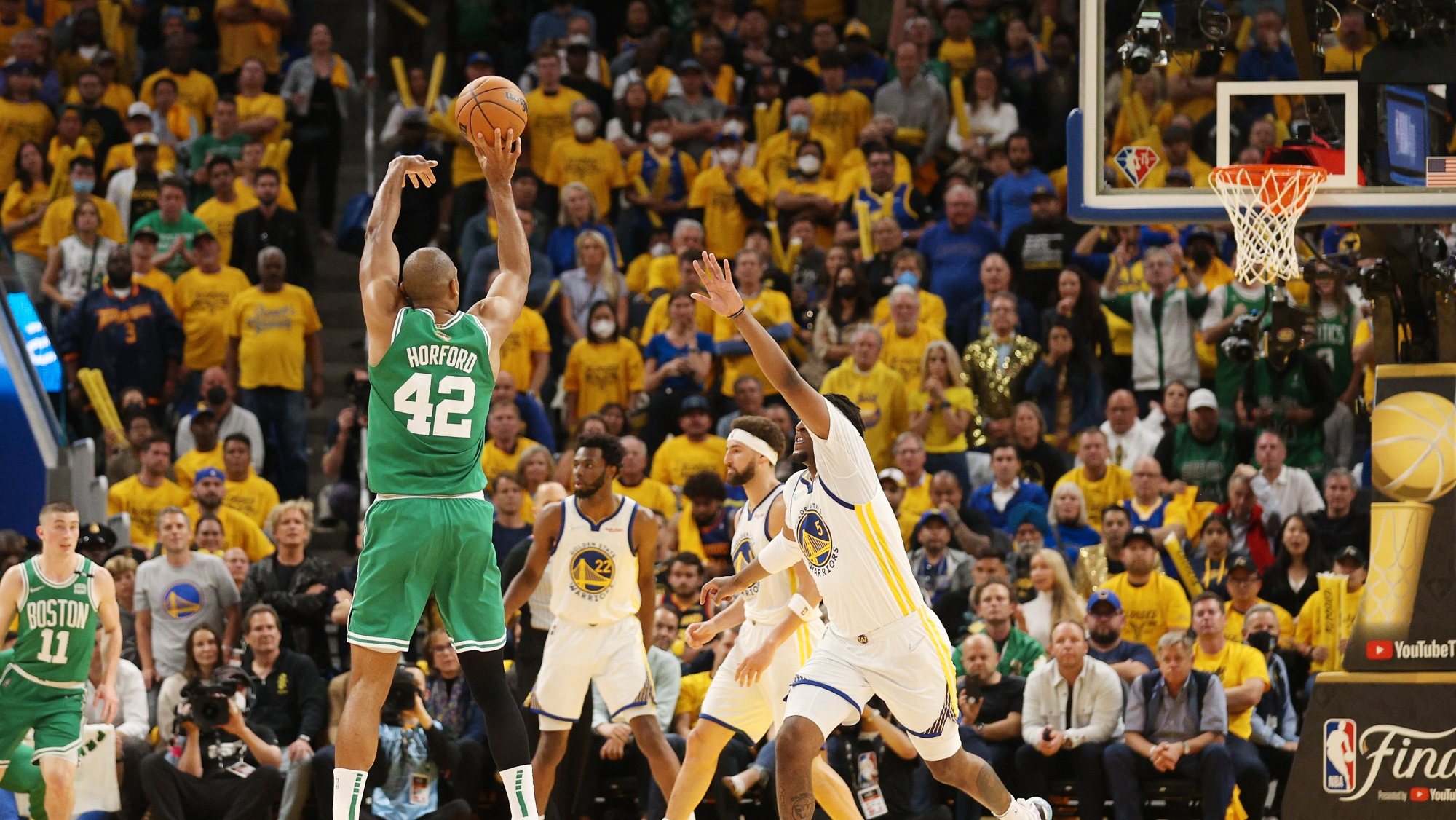 Celtics perdiam por 12 pontos no final do terceiro período mas começaram o último quarto com sete triplos concretizados seguidos