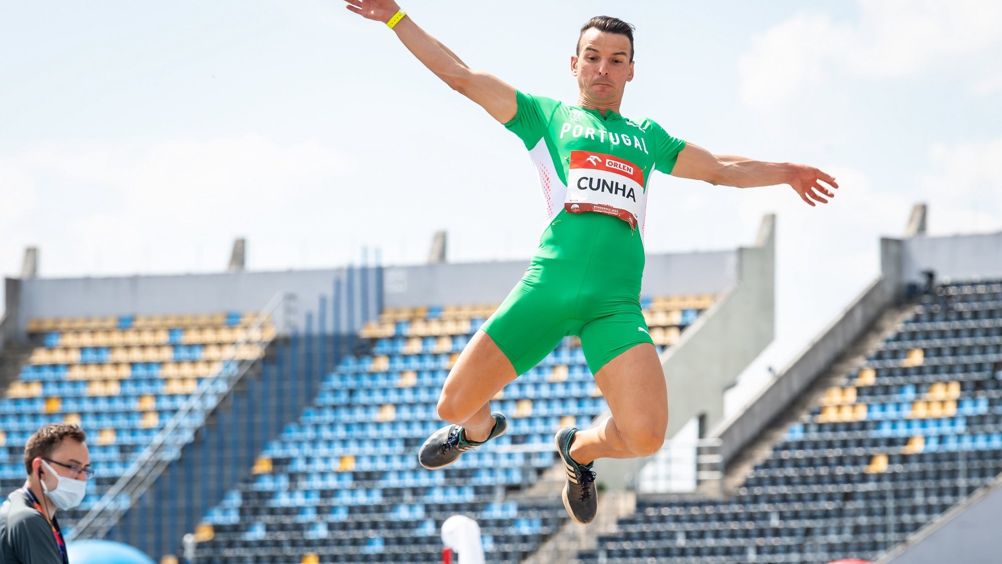 epa09248673 Lenine Cunha of the Portugal in action during the Men&#039;s Long Jump T20 Final at the European Para Athletics Championships in Bydgoszcz, northern Poland, 04 June 2021.  EPA/Tytus Zmijewski POLAND OUT