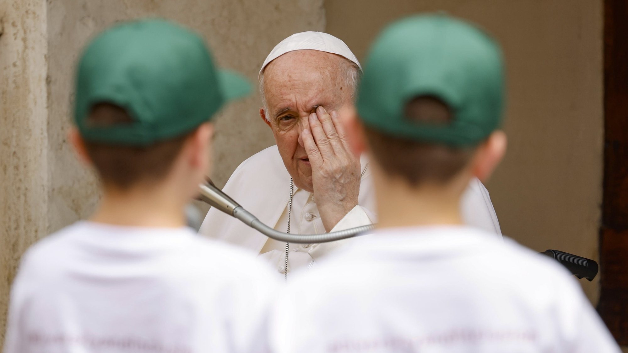 epaselect epa09995333 Pope Francis reacts during a meeting with about 160 children, many with physical, visual and cognitive disabilities, from the Sant&#039;Alessio - Margherita di Savoia school in Rome, as well as some Ukrainian refugees, at the Vatican, 04 June 2022.  EPA/FABIO FRUSTACI