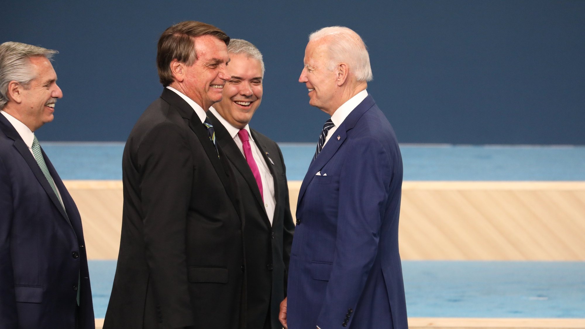 epa10006854 US President Joe Biden (R), and Brasilian President Jair Bolsonaro (2-L), greet each other after they took part in a &#039;Family Photo&#039; at the IX Summit of the Americas in Los Angeles, California, USA, 10 June 2022.  EPA/DAVID SWANSON / POOL