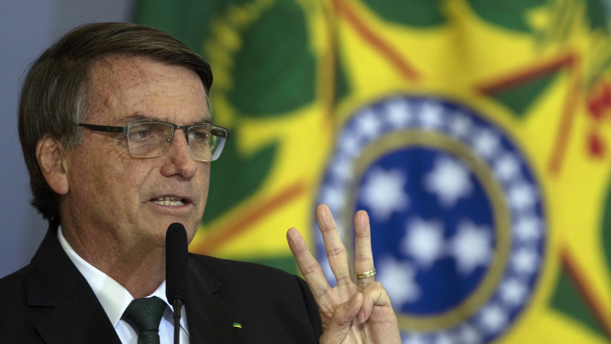 epa10024484 The President of Brazil Jair Bolsonaro gestures, while participating in an act of National Policy for the Recovery of Learning in Basic Education and the MECPlace - Innovation Ecosystem and Digital Educational Solutions, at the Palacio do Planalto in Brasilia, Brazil, 20 June 2022. EFE/ Joedson Alves  EPA/Joedson Alves