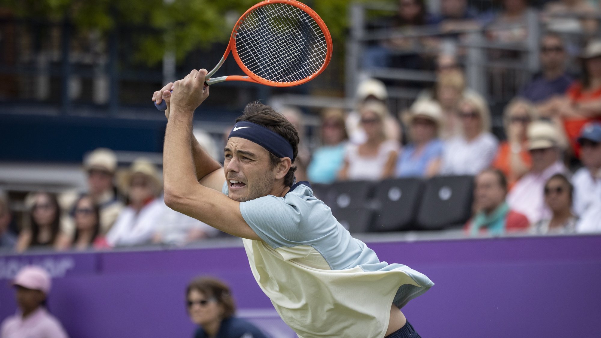 epa10010833 USA’s Taylor Fritz in action during his first round match against Britain’s Jack Draper at the Queen&#039;s Club Championships tennis tournament in London, Britain, 13 June 2022.  EPA/TOLGA AKMEN