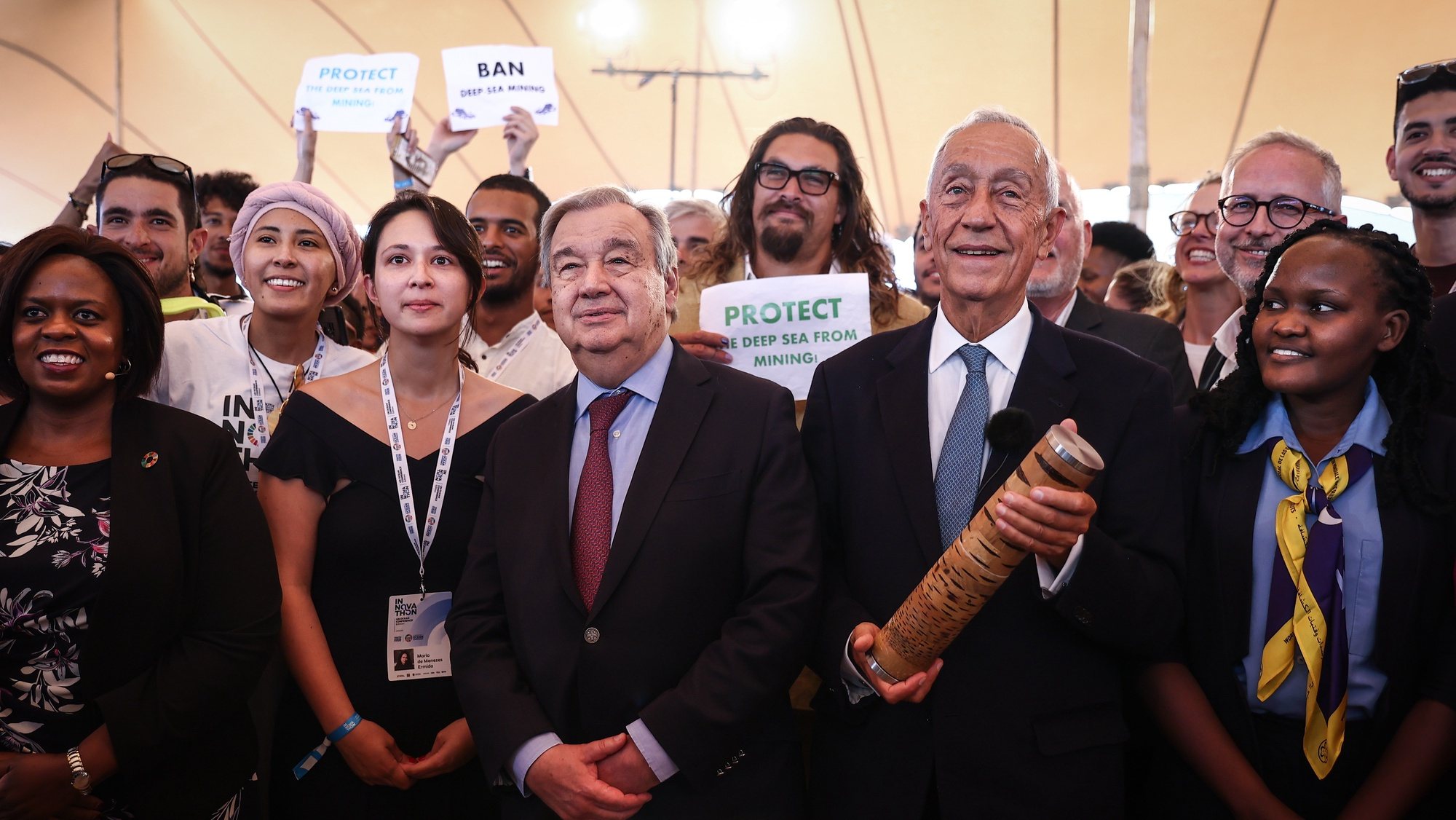 Portugal&#039;s President Marcelo Rebelo de Sousa (C-R), the United Nations Secretary-General Antonio Guterres (C-L), and the US actor Jason Momoa (C) posing for a picture at the UN Ocean Conference Youth and Innovation Forum close ceremony at Carcavelos beach in Cascais, Portugal, 26 June 2022. RODRIGO ANTUNES/LUSA