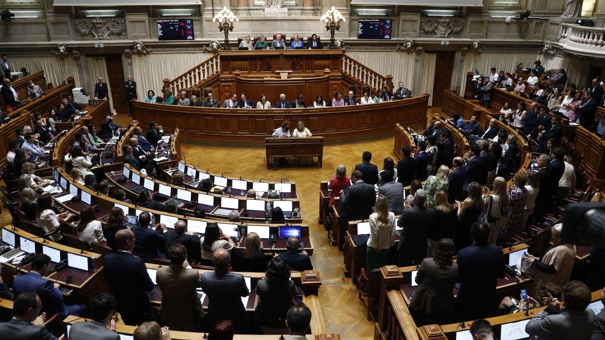 O grupo parlamentar do PS vota contra a Moção de censura ao governo, apresentada pelo Chega, que decorreu na Assembleia da República, em Lisboa, 06 de julho de 2022. ANTÓNIO COTRIM/LUSA