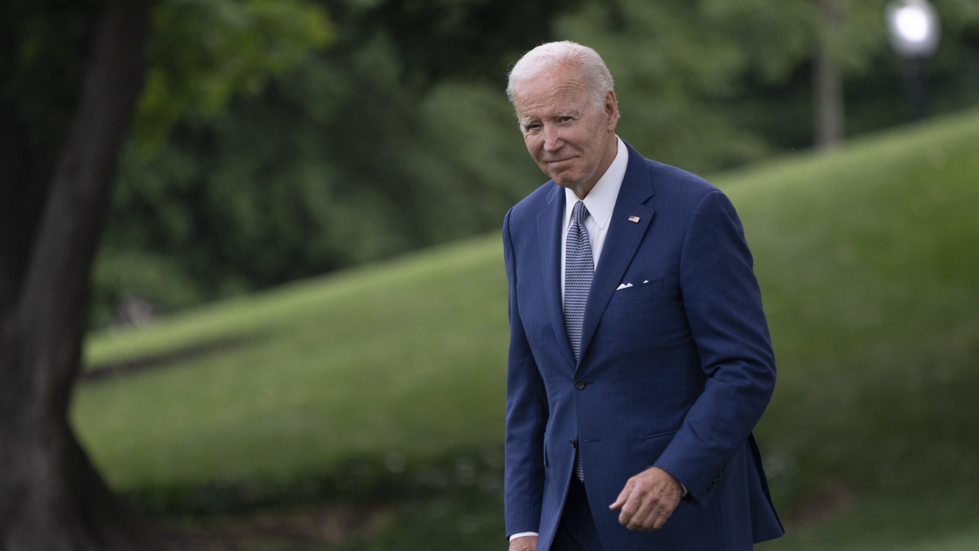 epa10060549 US President Joe Biden departs the White House, headed out on a weekend trip to Rehoboth Beach, from Washington, DC, USA, 08 July 2022.  EPA/Chris Kleponis / POOL