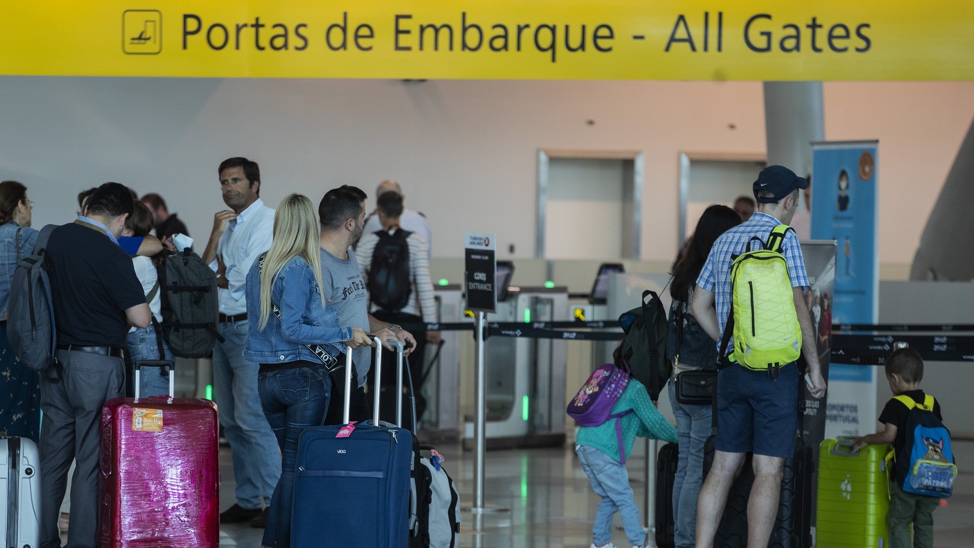 Passageiros circulam no aeroporto Francisco Sá Carneiro, no Porto, 06 de julho de 2022. JOSÉ COELHO/LUSA