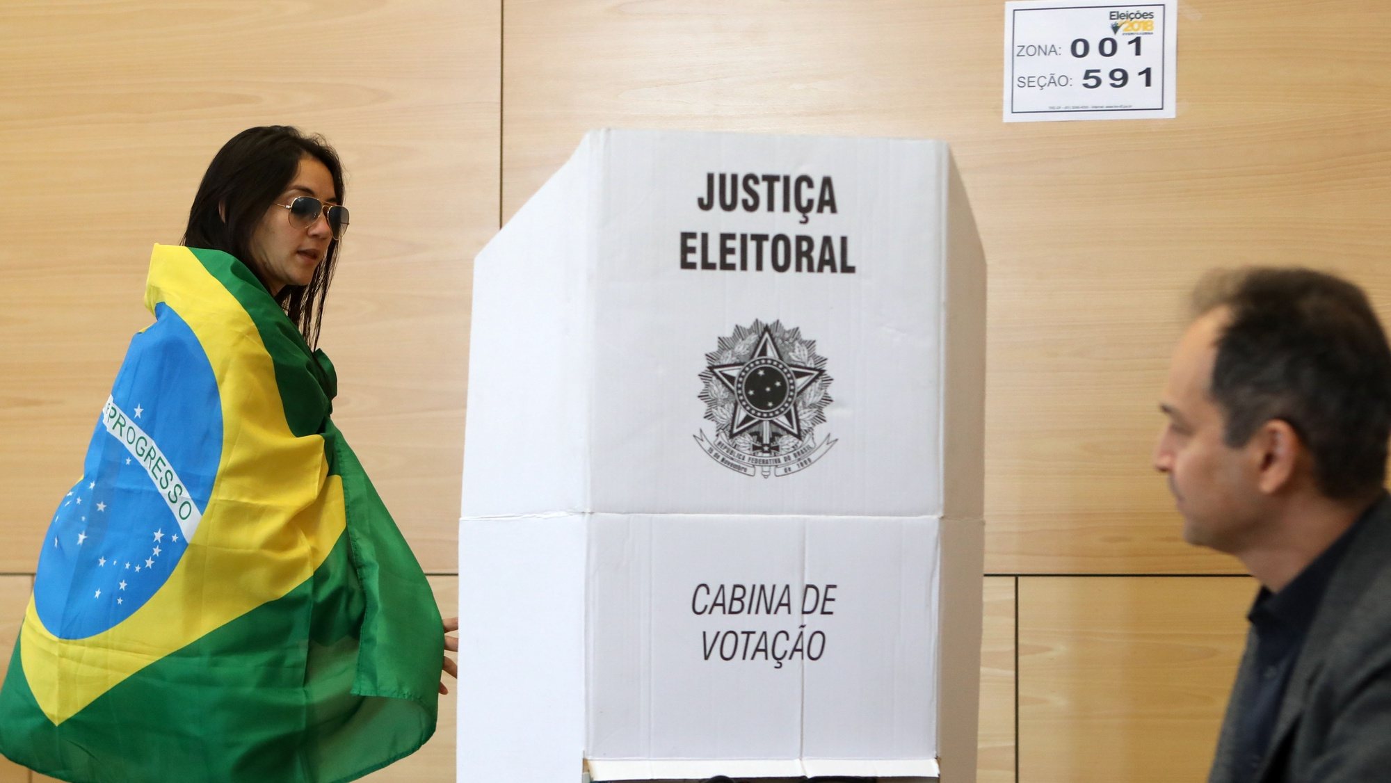 Cidadãos brasileiros votam para a segunda volta das eleições do Brasil, na Faculdade de Direito, 28 outubro 2018, em Lisboa. Cerca de 40 mil brasileiros (39.118) residentes em Portugal podem votar na segunda volta das eleições presidenciais do seu país, segundo dados do consulado do Brasil em Lisboa.  MANUEL DE ALMEIDA / LUSA